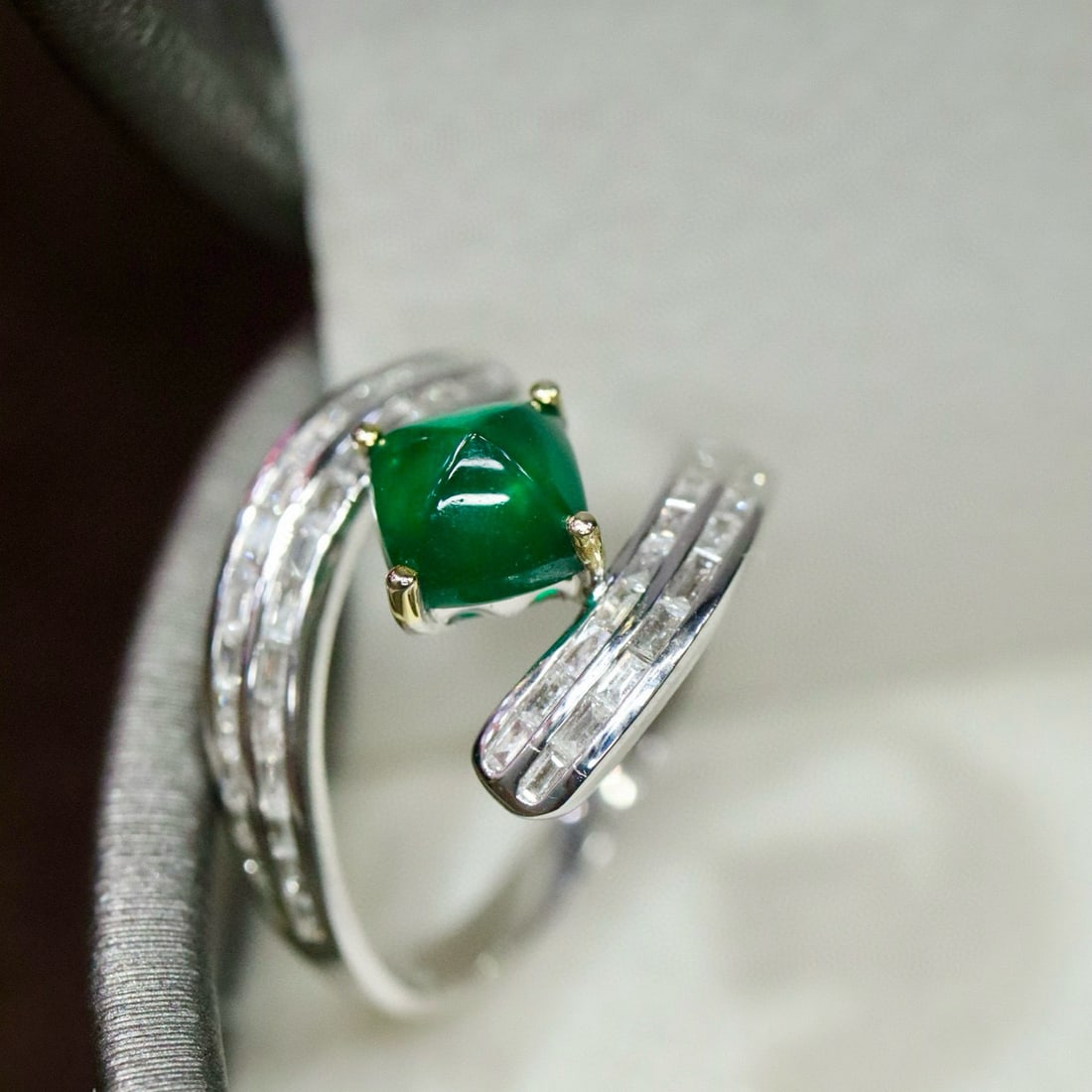 14k Gold 1.41 Ctw Vivid Green Natural Emerald & Diamond Ring - 3