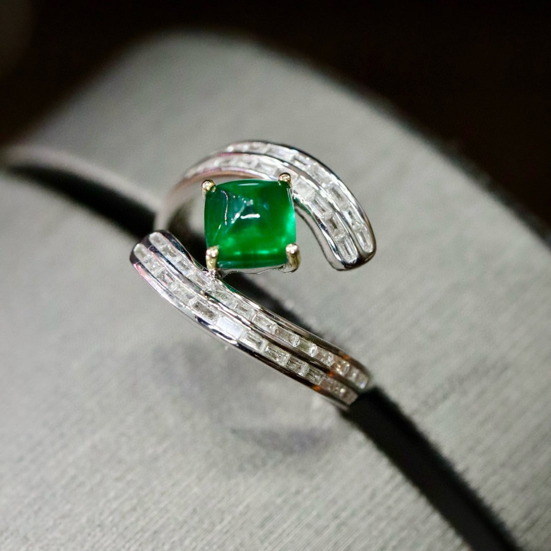 14k Gold 1.41 Ctw Vivid Green Natural Emerald & Diamond Ring - 4