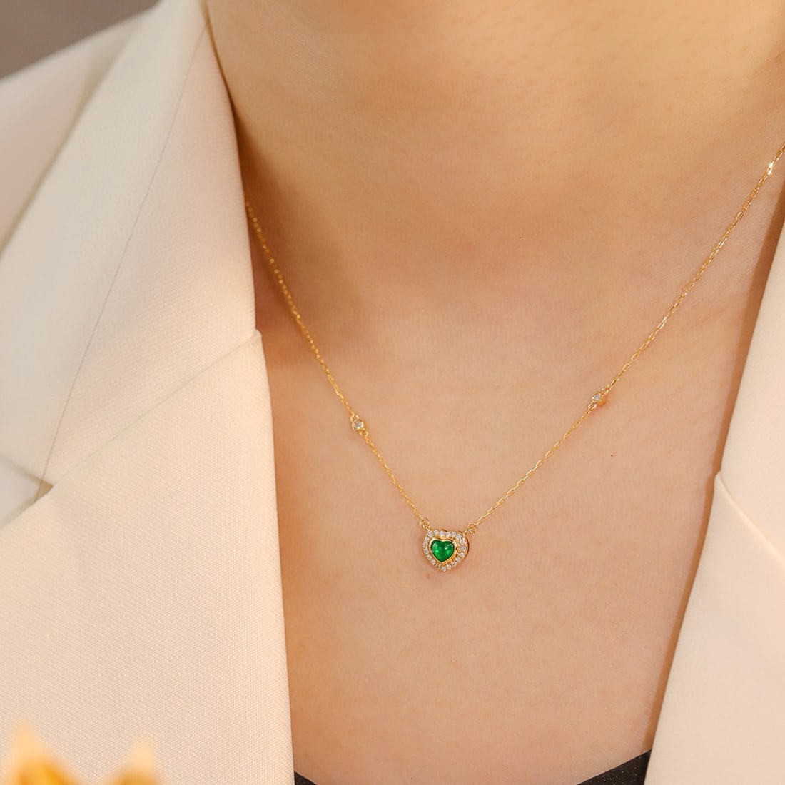 14k Gold 0.33 Ctw Vivid Green Natural Emerald & Diamond Necklace - 4