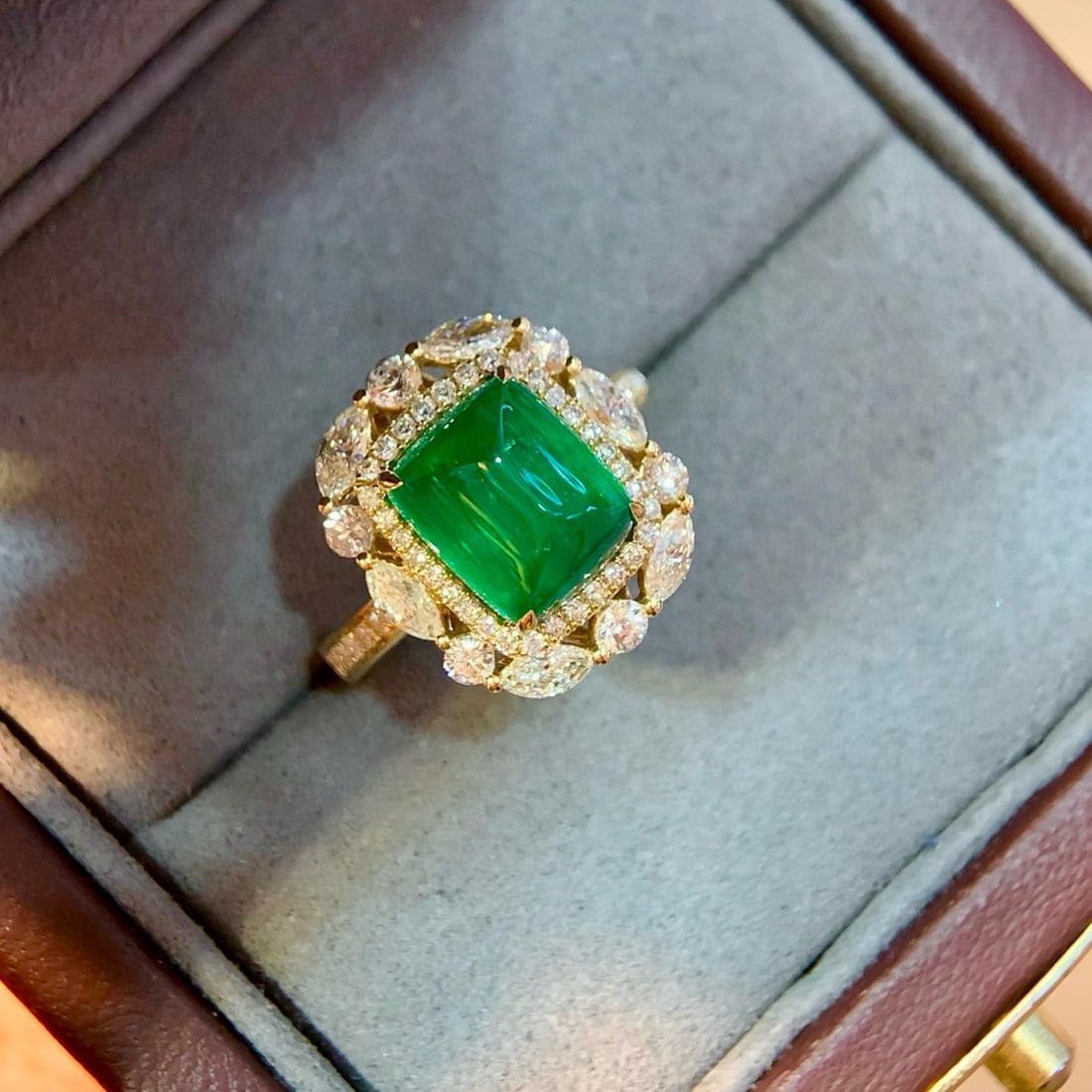 14k Gold 5.22 Ctw Vivid Green Natural Emerald & Diamond Ring: Ref:231086135 // gold content:14k gold // ring size:7. 25us // // main gemstone:emerald // shape:sugar-loaf // carat weight:4. 18ct // color:vivid green // treatment:natural // // adjacent gemstone 2 