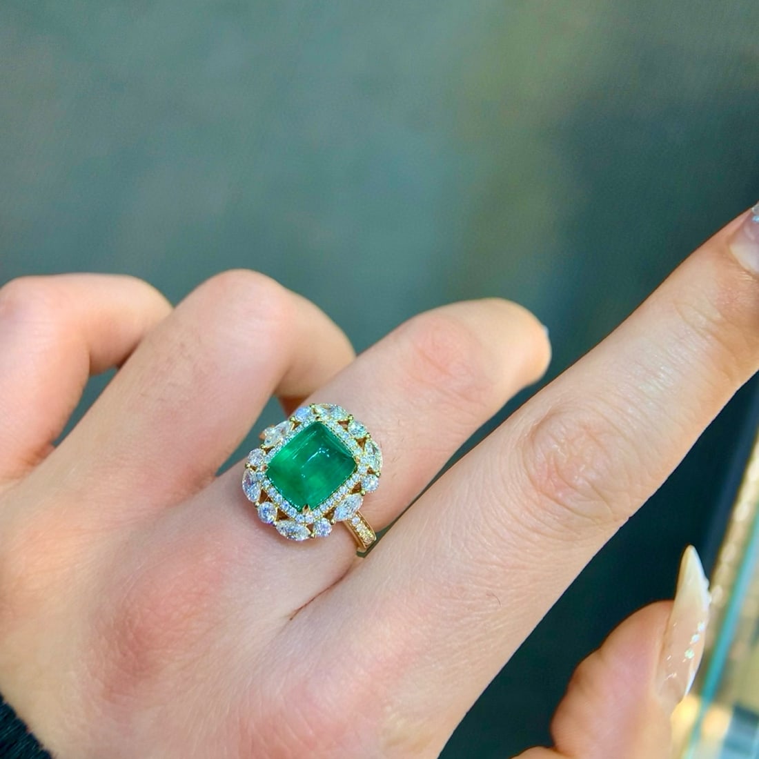 14k Gold 5.22 Ctw Vivid Green Natural Emerald & Diamond Ring - 3