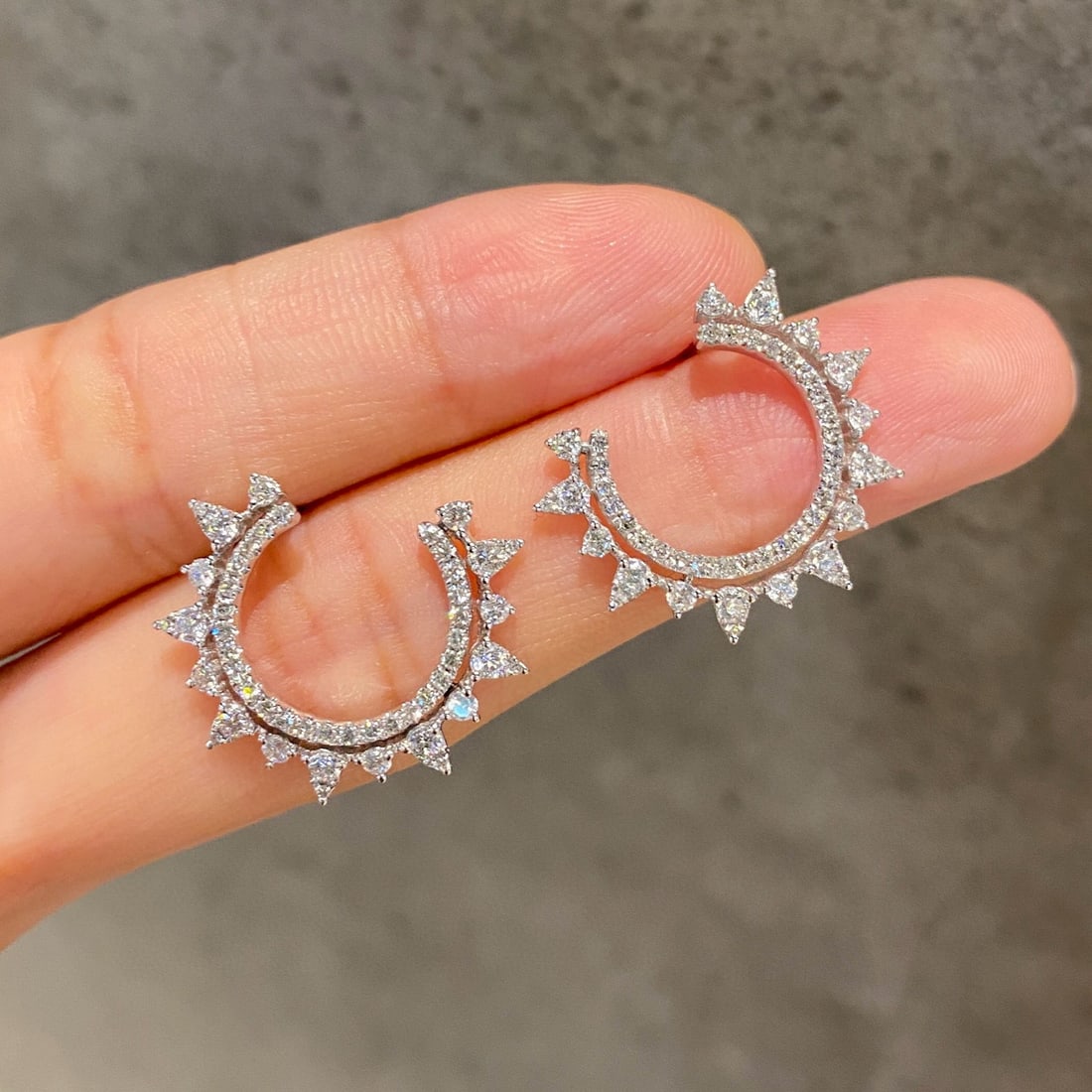 14k Gold 0.7 Ct Natural H Diamond Earrings: Ref:231086160 // gold content:14k gold // main gemstone:diamond // shape:round // carat weight:0. 7ct // clarity grade:vs-si // color:h // treatment:natural // cut grade:g // Condition: New Low