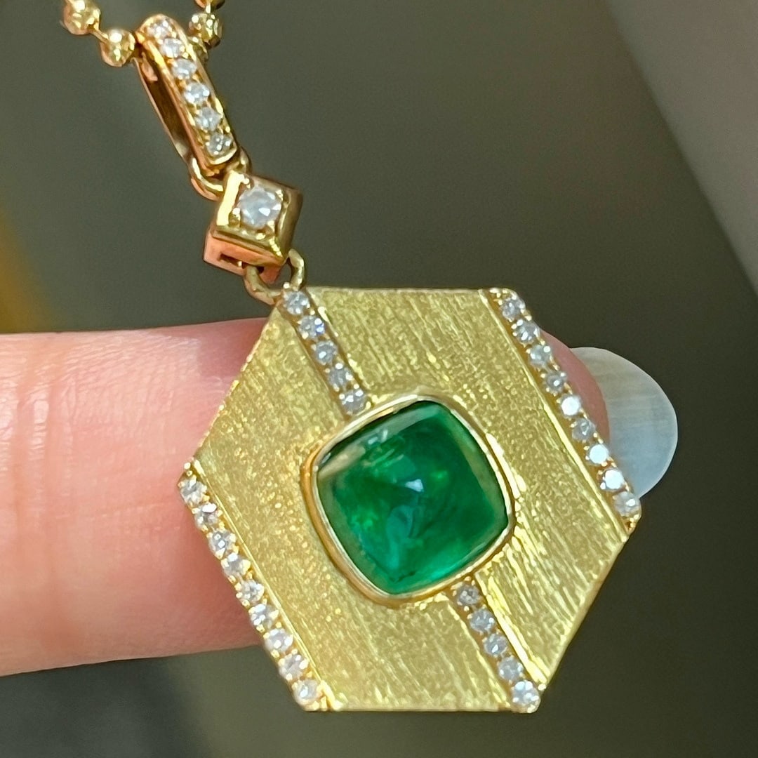 14k Gold 1.86 Ctw Vivid Green Natural Emerald & Diamond Pendant( Without Chain ): Ref:231086161 // gold content:14k gold // main gemstone:emerald // shape:sugar-loaf // carat weight:1. 65ct // color:vivid green // treatment:natural // // adjacent gemstone 2 : diamond //