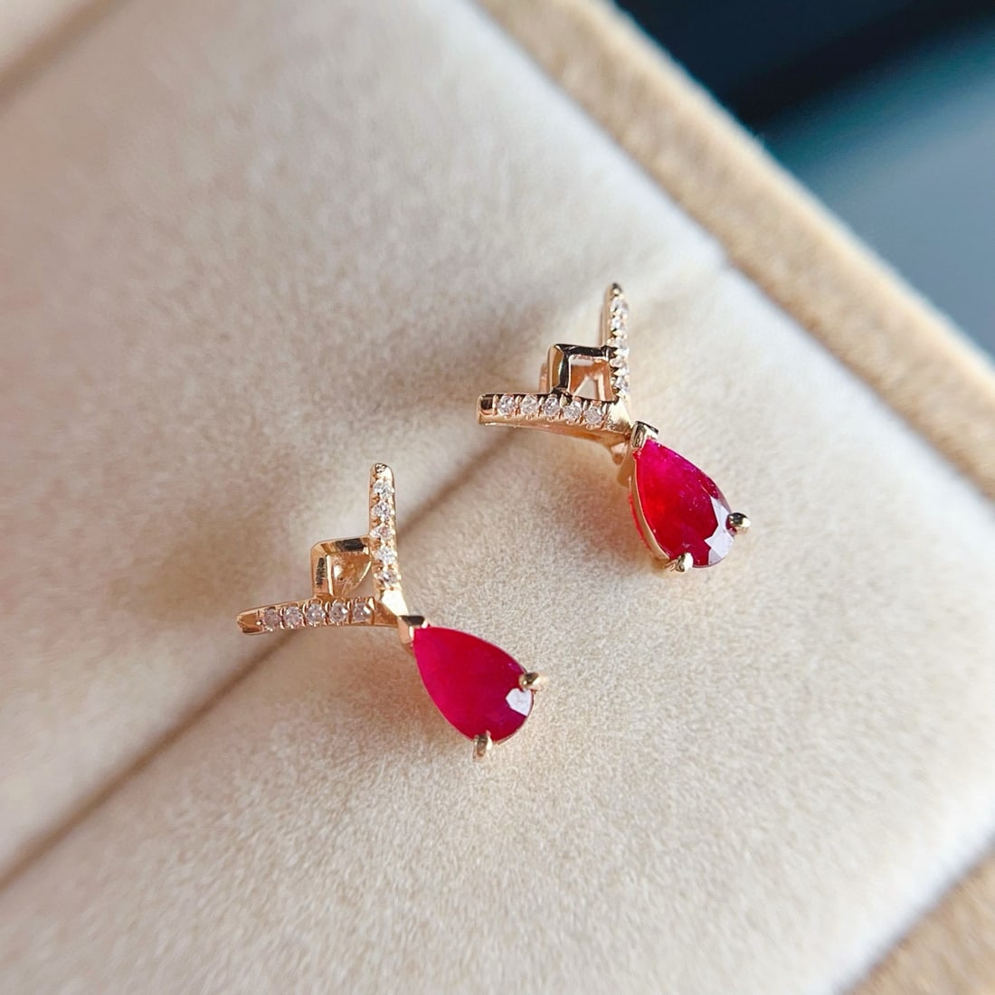 14k Gold 0.65 Ct Natural Ruby & Diamond Earrings: Ref:231086162 // gold content:14k gold // main gemstone:ruby // shape:pear // carat weight:0. 65ct // color:red // treatment:natural // // adjacent gemstone 2 : diamond // number of stones:20 // shape