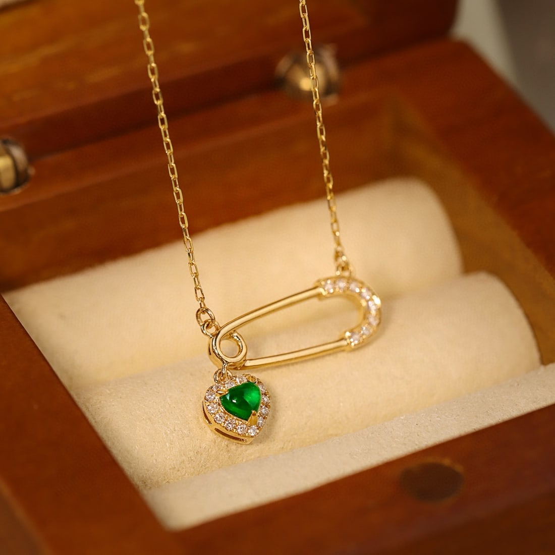 14k Gold 0.23 Ctw Vivid Green Natural Emerald & Diamond Necklace: Ref:231086168 // gold content:14k gold // main gemstone:emerald // shape:heart // carat weight:0. 15ct // color:vivid green // treatment:natural // // adjacent gemstone 2 : diamond // shape:round //