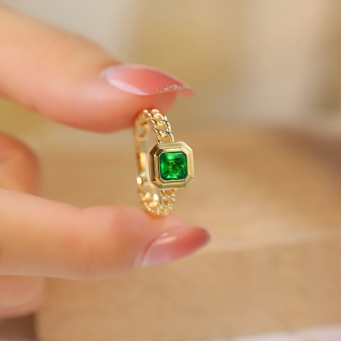 14k Gold 0.38 Ct Vivid Green Natural Emerald Ring - 3