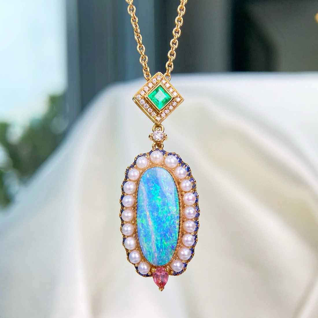 14k Gold 4.30 Ct Natural Opal & Diamond Necklace: Ref:231086202 // gold content:14k gold // main gemstone:opal // shape:oval // carat weight:4. 30ct // color:color // treatment:natural // // adjacent gemstone 2 : diamond // shape:round // clarity