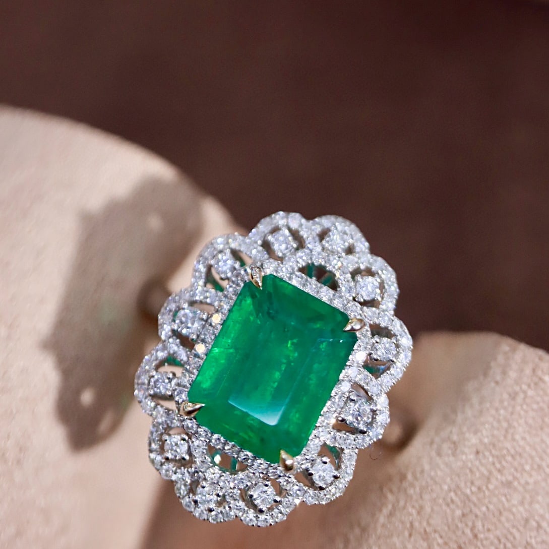 14k Gold 3.53 Ctw Vivid Green Natural Emerald & Diamond Ring: Ref:231087010 // gold content:14k gold // ring size:7. 25 us // // main gemstone:emerald // shape:octagonal // carat weight:3. 05ct // color:vivid green // treatment:natural // // adjacent gemstone 2 