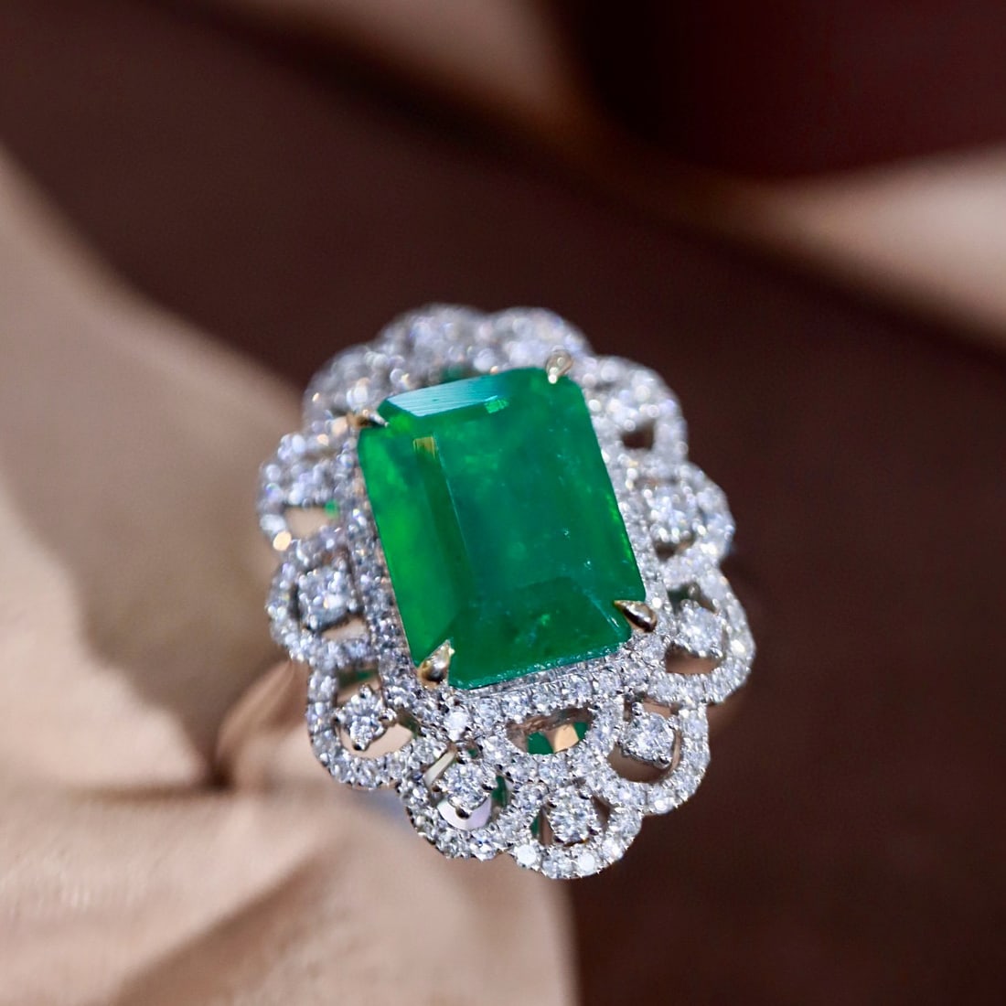 14k Gold 3.53 Ctw Vivid Green Natural Emerald & Diamond Ring - 4