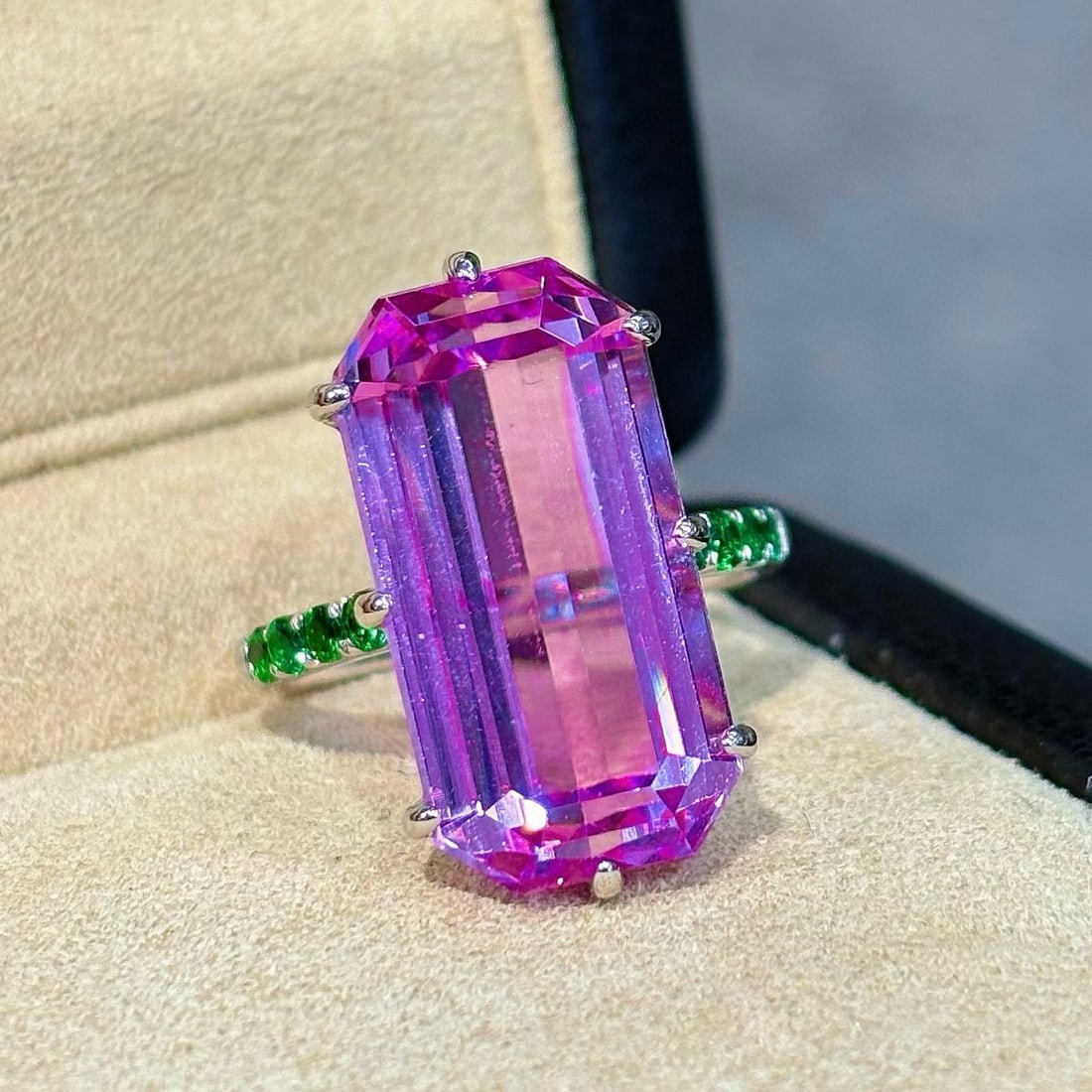 14k Gold 17.11 Ctw Natural Kunzite & Tsavorite Ring: Ref:231087019 // gold content:14k gold // ring size:7. 25 us // // main gemstone:kunzite // shape:octagonal // carat weight:16. 71ct // color:purple // treatment:natural // // adjacent gemstone 2 :