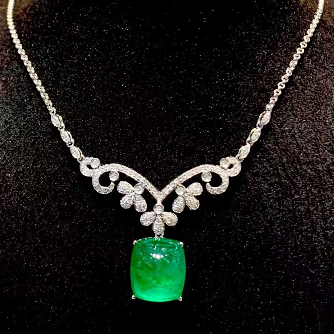 14k Gold 6.56 Ct Vivid Green Natural Emerald & Diamond Necklace: Ref:231087032 // gold content:14k gold // main gemstone:emerald // shape:sugar-loaf // carat weight:6. 56ct // color:vivid green // treatment:natural // // adjacent gemstone 2 : diamond // shape:round