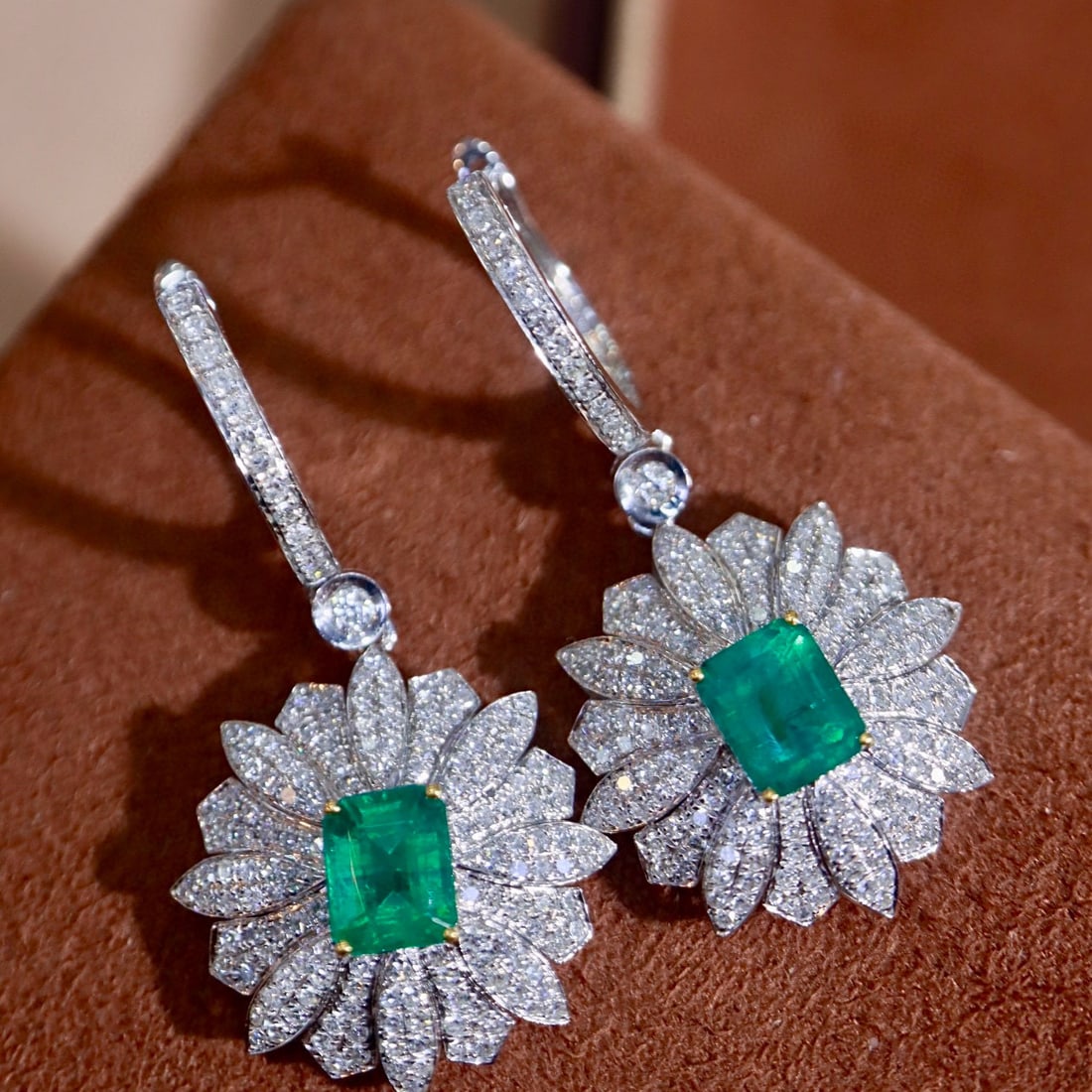 14k Gold 2.65 Ctw Natural Emerald & Diamond Earrings: Ref:231087036 // gold content:14k gold // main gemstone:emerald // shape:octagonal // carat weight:1. 81ct // color:green // treatment:natural // // adjacent gemstone 2 : diamond // shape:round //