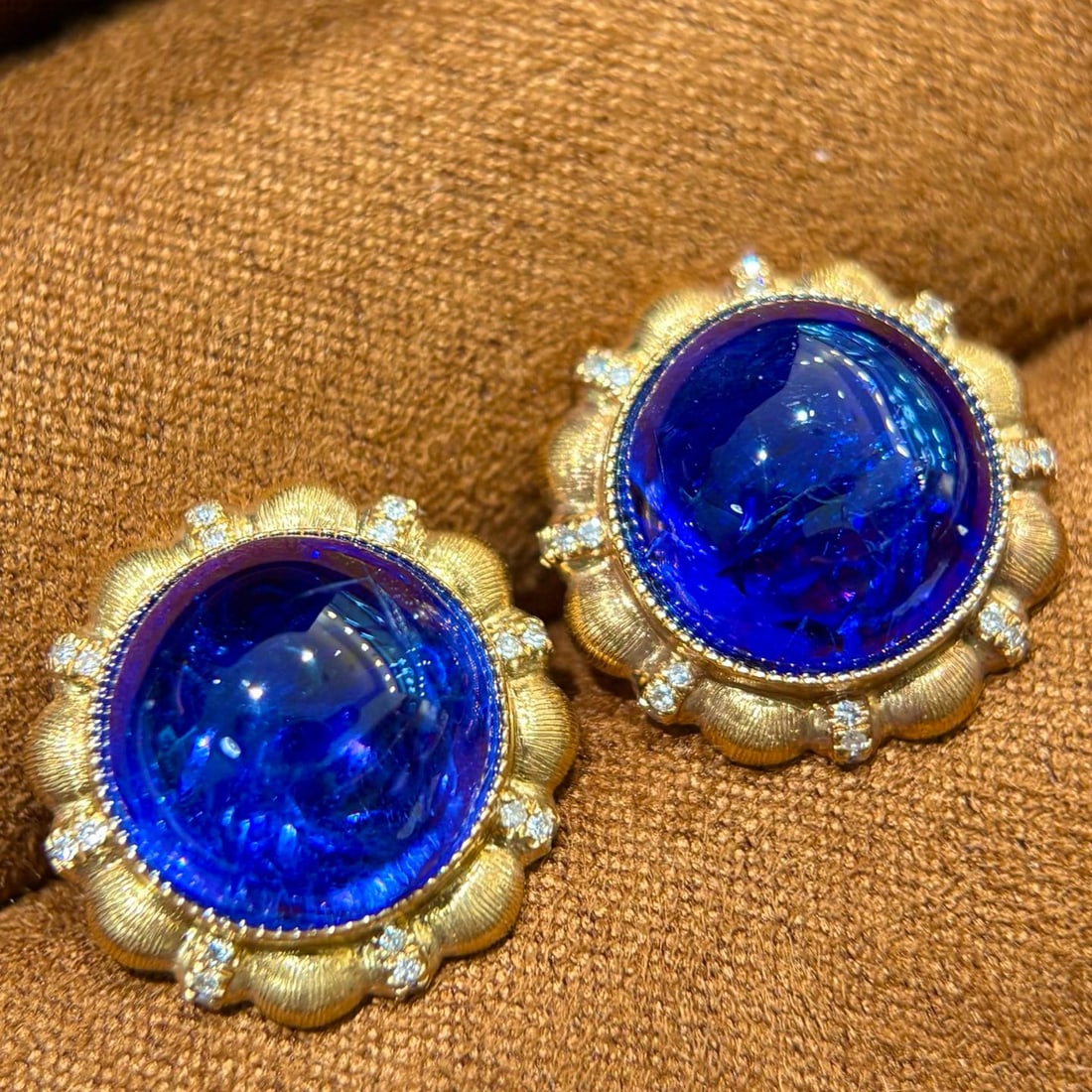 14k Gold 17.33 Ct Natural Tanzanite & Diamond Earrings: Ref:231087049 // gold content:14k gold // main gemstone:tanzanite // shape:round // carat weight:17. 33ct // color:blue // treatment:natural // cut grade:g // // adjacent gemstone 2 : diamond //