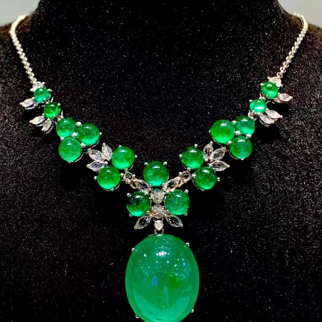14k Gold 21 Ct Vivid Green Natural Emerald & Diamond Necklace: Ref:231087070 // gold content:14k gold // main gemstone:emerald // shape:oval // carat weight:21ct // color:vivid green // treatment:natural // // adjacent gemstone 2 : diamond // shape:round // clari