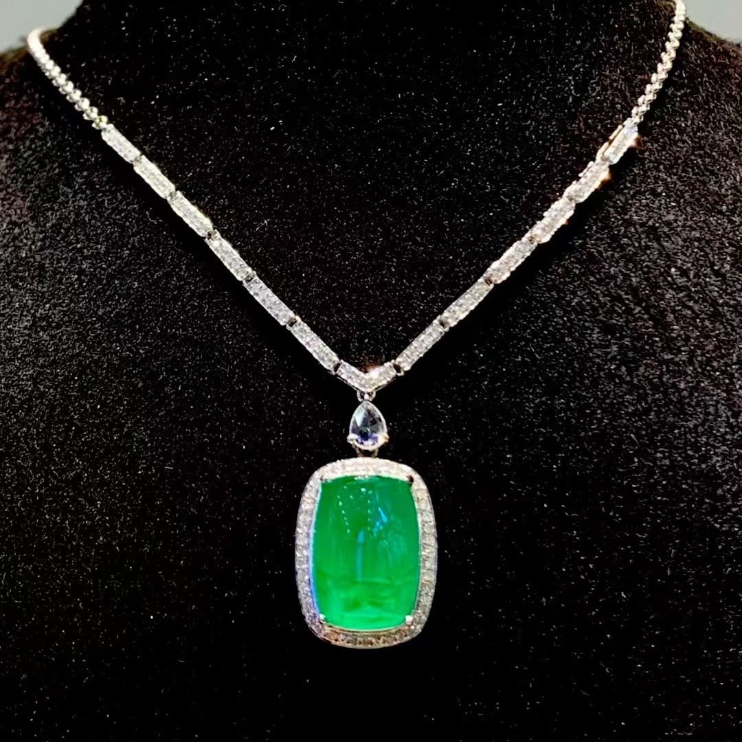 14k Gold 5.3 Ct Vivid Green Natural Emerald & Diamond Necklace: Ref:231087080 // gold content:14k gold // main gemstone:emerald // shape:cushion // carat weight:5. 3ct // color:vivid green // treatment:natural // // adjacent gemstone 2 : diamond // shape:round // 