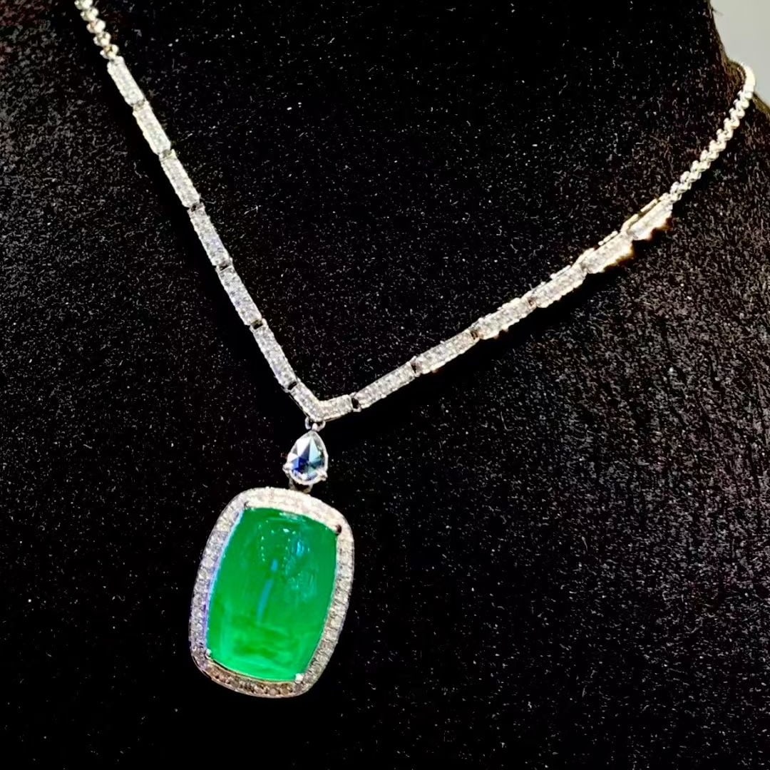 14k Gold 5.3 Ct Vivid Green Natural Emerald & Diamond Necklace - 2