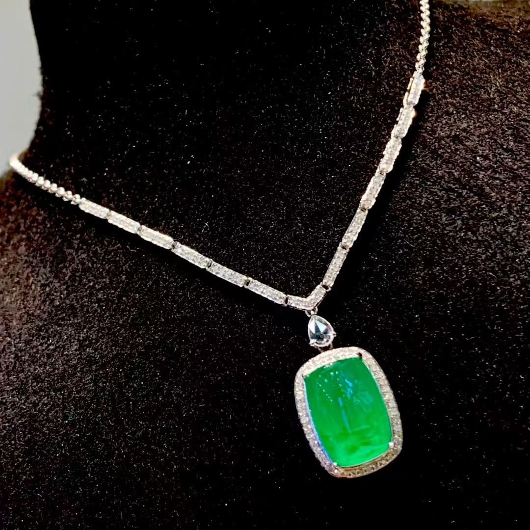 14k Gold 5.3 Ct Vivid Green Natural Emerald & Diamond Necklace - 6