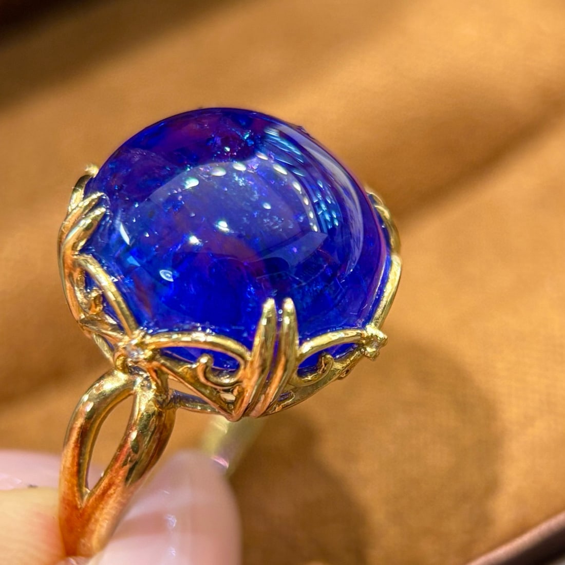14k Gold 16.45 Ct Natural Tanzanite & Diamond Ring: Ref:231087086 // gold content:14k gold // ring size:7. 25 us // // main gemstone:tanzanite // shape:round // carat weight:16. 45ct // color:blue // treatment:natural // cut grade:g // // adjacent