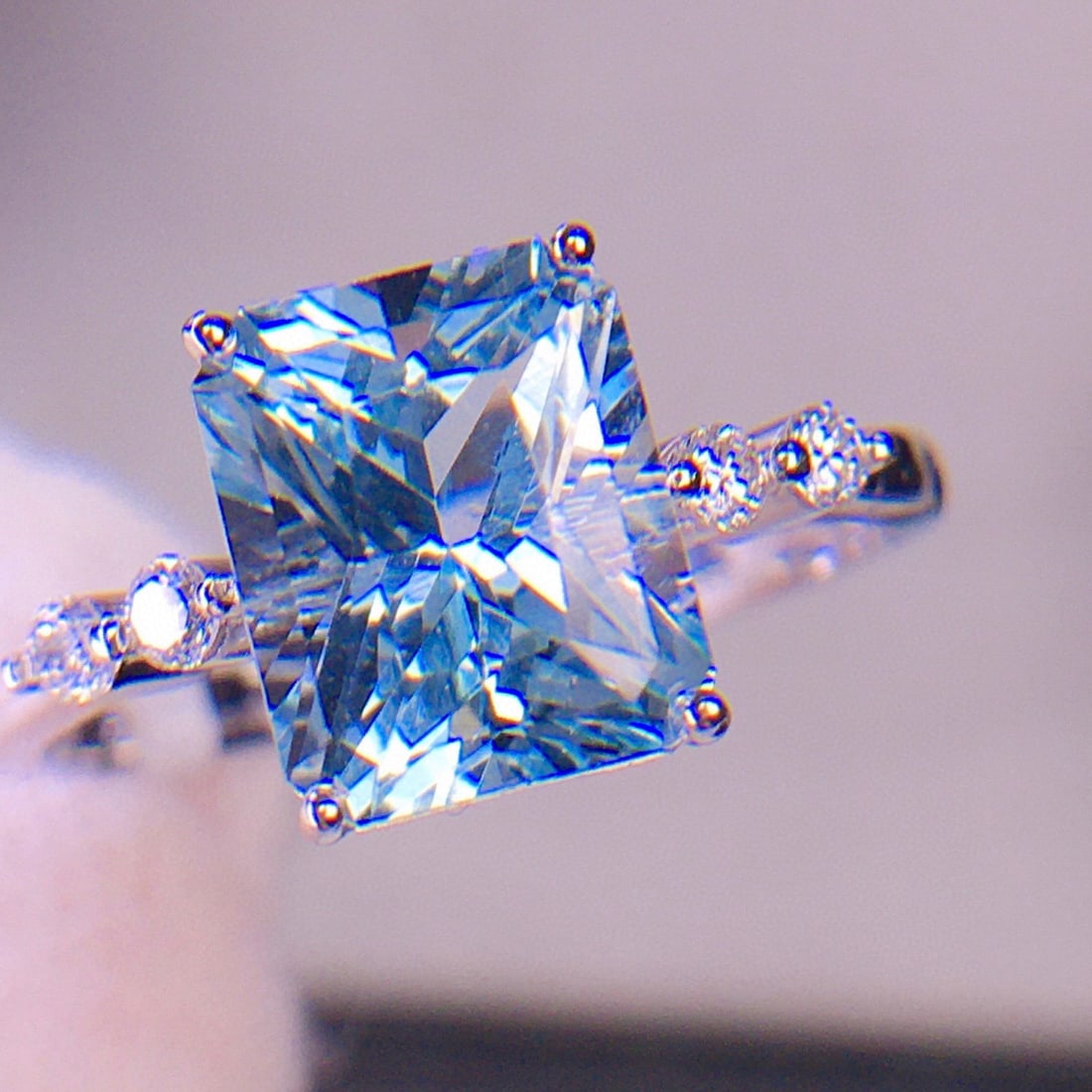 14k Gold 2.67 Ct Natural Aquamarine & Diamond Ring: Ref:231087092 // gold content:14k gold // ring size:7. 25 us // // main gemstone:aquamarine // shape:octagonal // carat weight:2. 67ct // color:santa maria color // treatment:natural // // adjacent