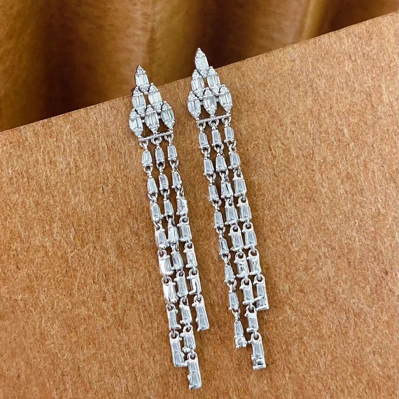 14k Gold 0.5 Ct Natural H Diamond Earrings: Ref:231087101 // gold content:14k gold // main gemstone:diamond // shape:multiple // carat weight:0. 5ct // clarity grade:vs-si // color:h // treatment:natural // Condition: New Low Estimate: 2400.00