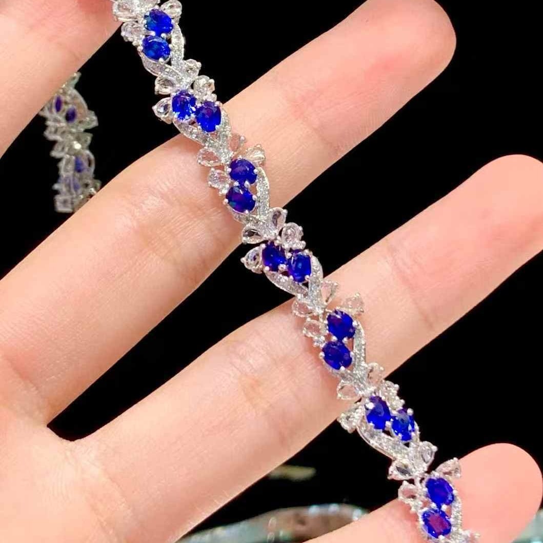 14k Gold 5.9 Ct Natural Sapphire & Diamond & Sapphire Bracelet: Ref:231087113 // gold content:14k gold // main gemstone:sapphire // shape:oval // carat weight:5. 9ct // color:cornflower blue // treatment:natural // // adjacent gemstone 2 : diamond // shape:round