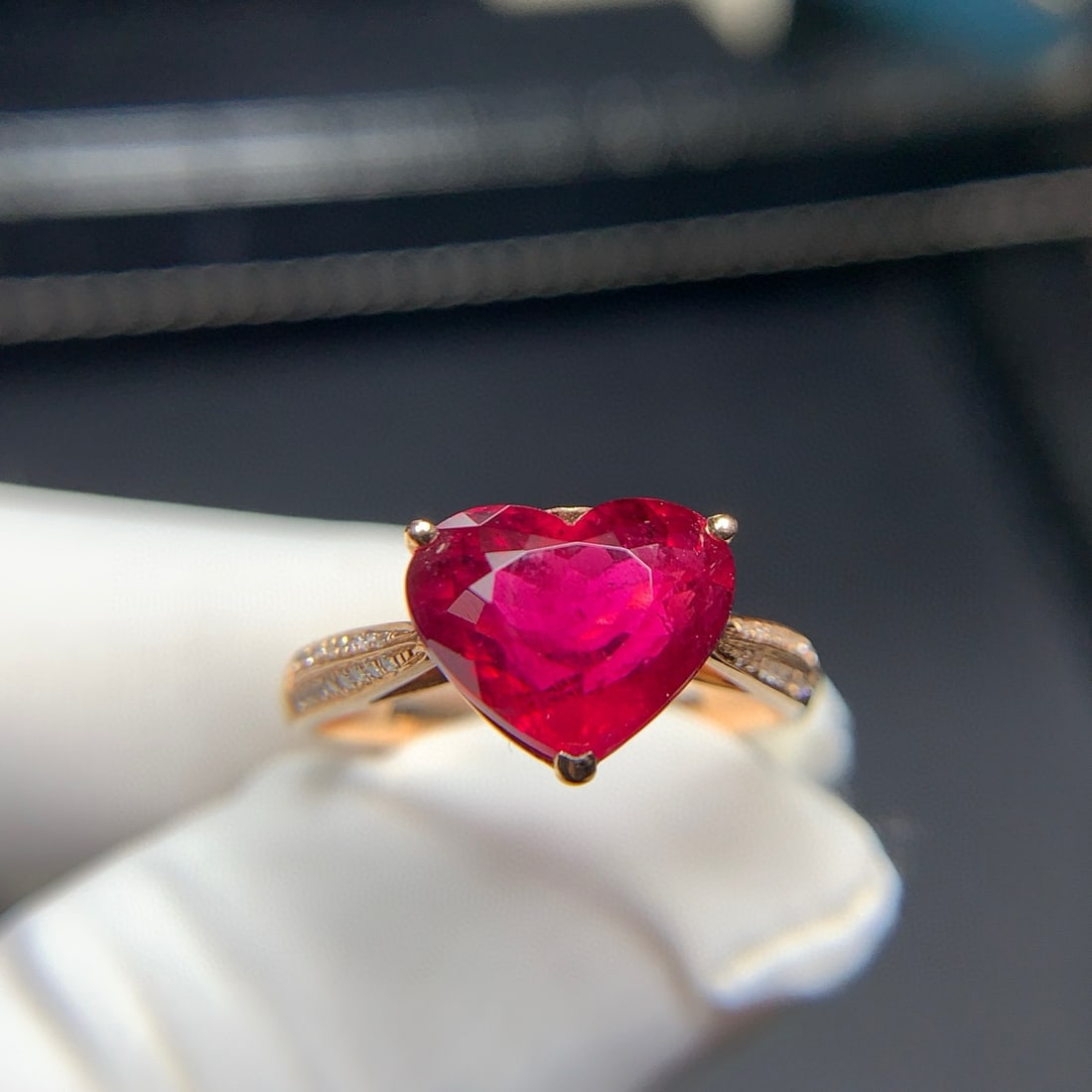 14k Gold 4.5 Ct Natural Tourmaline & Diamond Ring: Ref:231087169 // gold content:14k gold // ring size:7. 25 us // // main gemstone:tourmaline // shape:heart // carat weight:4. 5ct // color:red // treatment:natural // // adjacent gemstone 2 : diamond