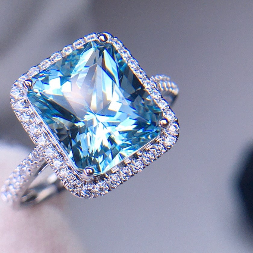 14k Gold 3.9 Ct Natural Aquamarine & Diamond Ring - 2