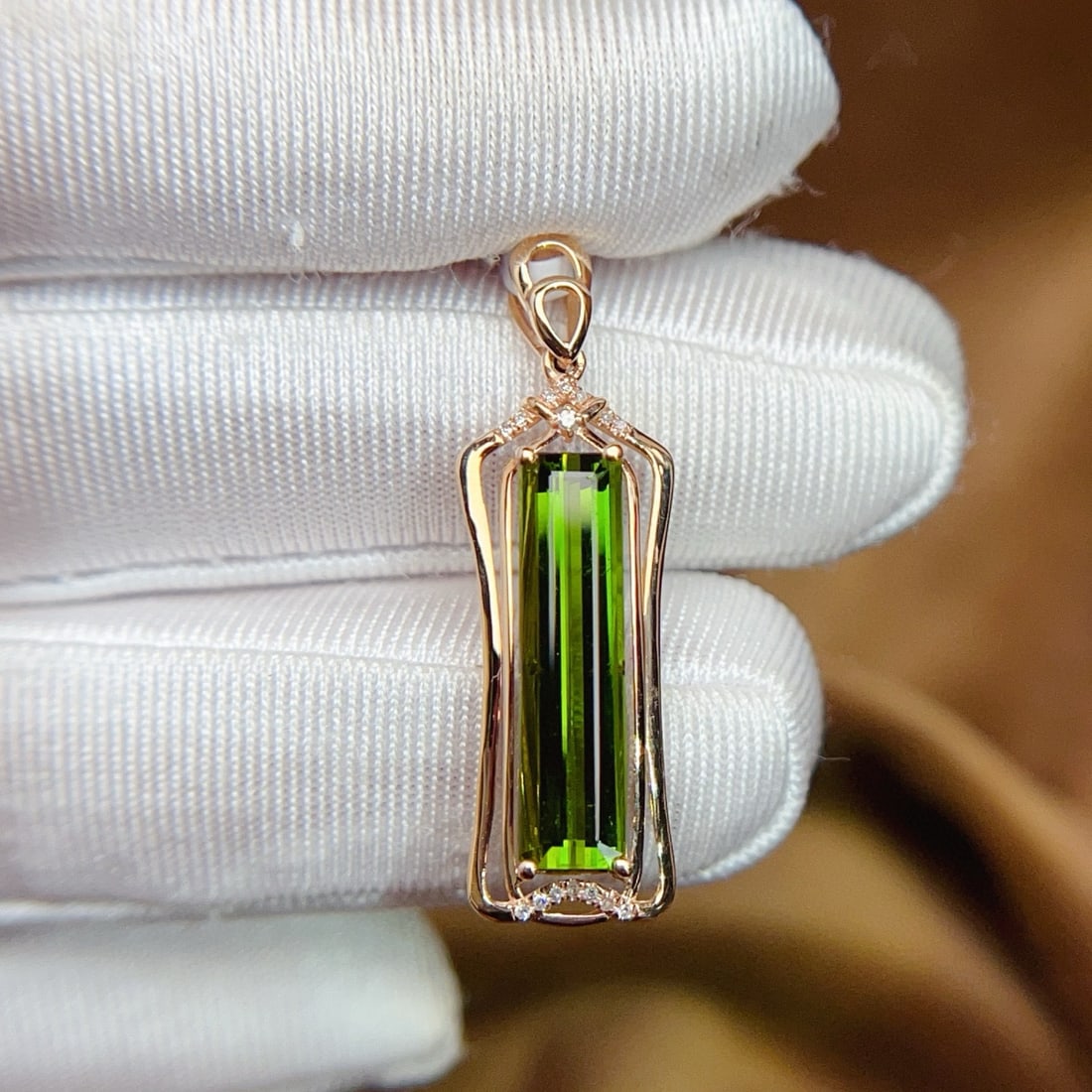 14k Gold 4.68 Ct Natural Tourmaline & Diamond Pendant( Without Chain ): Ref:231088032 // gold content:14k gold // main gemstone:tourmaline // shape:octagonal // carat weight:4. 68ct // color:green // treatment:natural // // adjacent gemstone 2 : diamond // number of