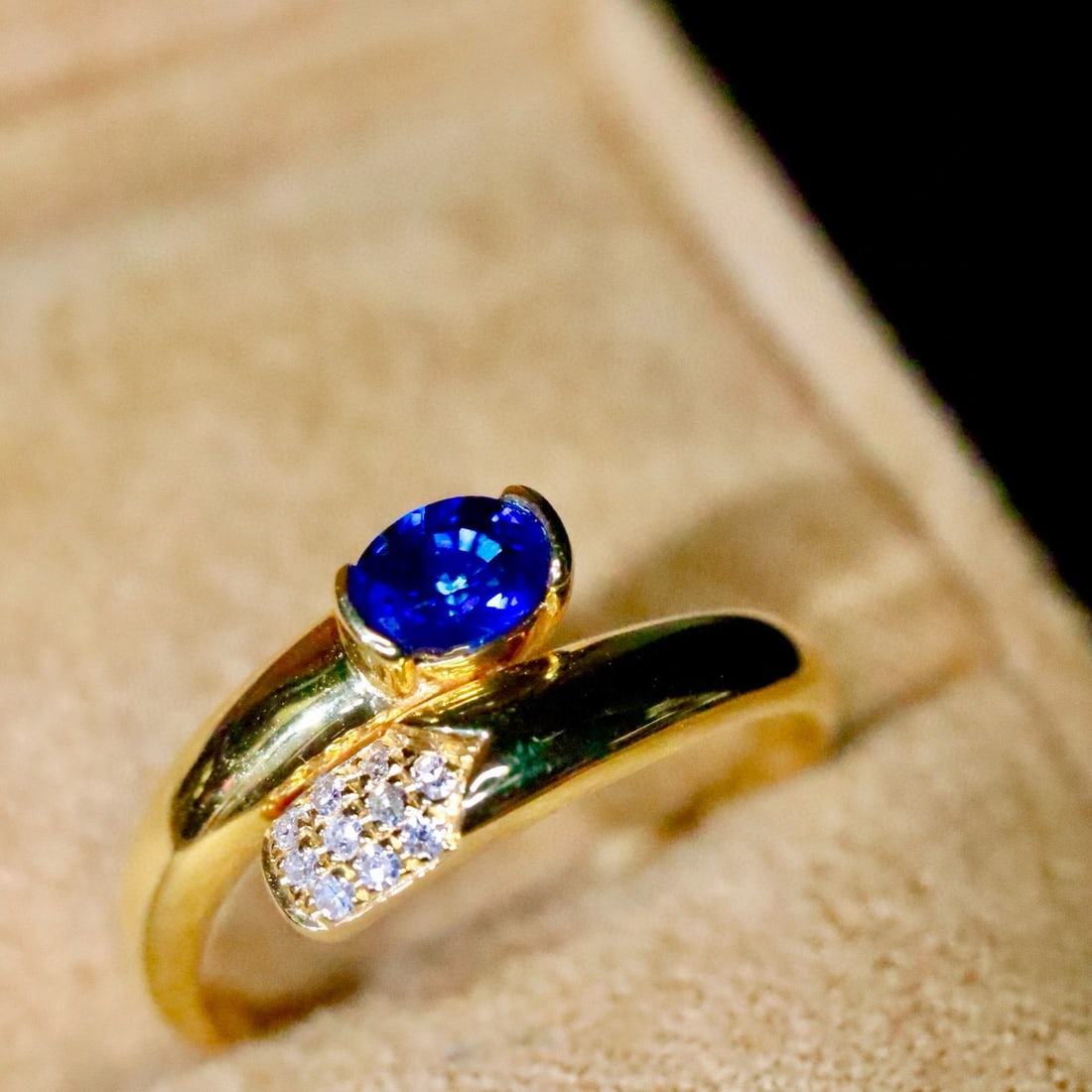14k Gold 0.50 Ctw Vivid Blue Natural Sapphire & Diamond Ring: Ref:231088041 // gold content:14k gold // ring size:7. 25us // // main gemstone:sapphire // shape:oval // carat weight:0. 45ct // color:vivid blue // treatment:natural // // adjacent gemstone 2 : diam