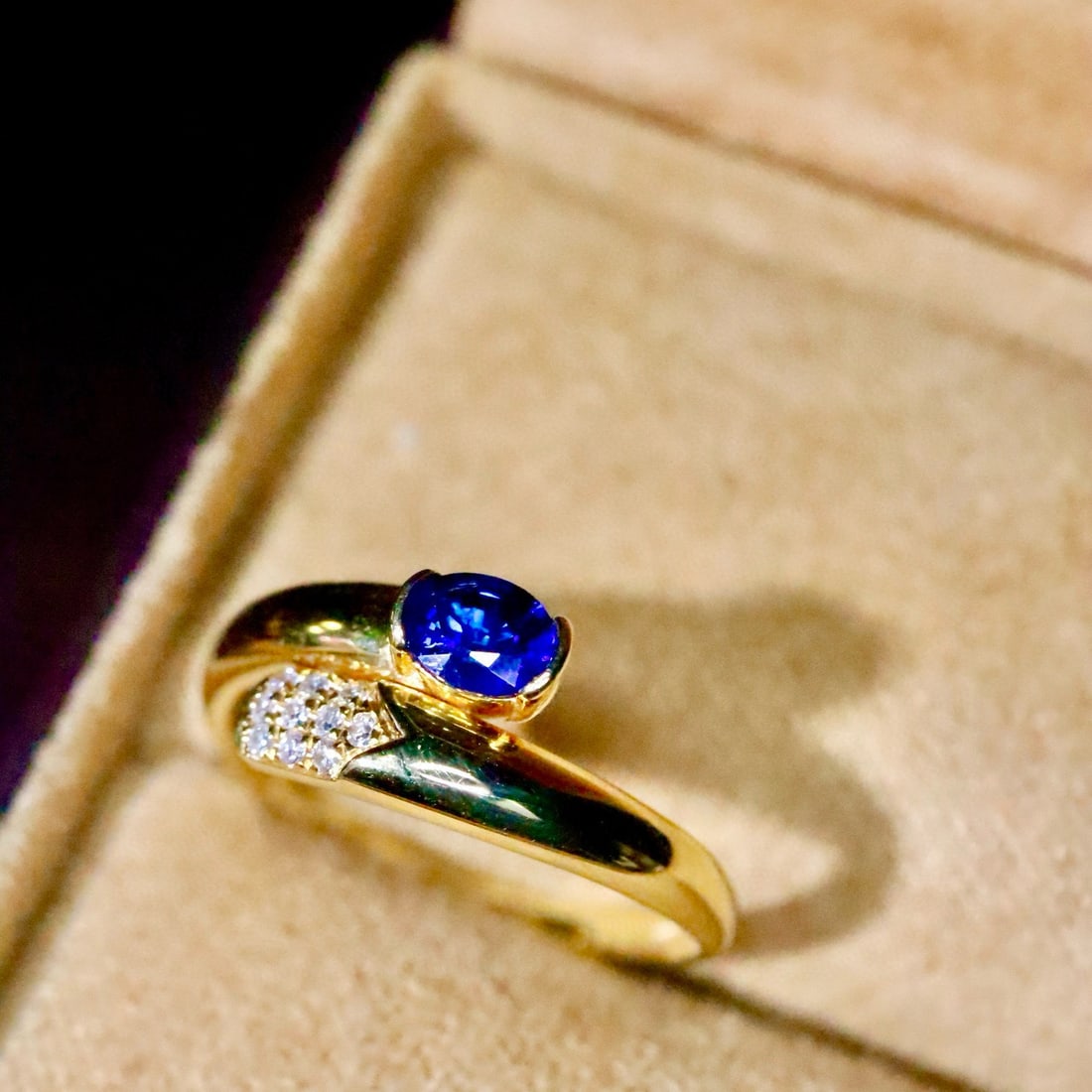 14k Gold 0.50 Ctw Vivid Blue Natural Sapphire & Diamond Ring - 3