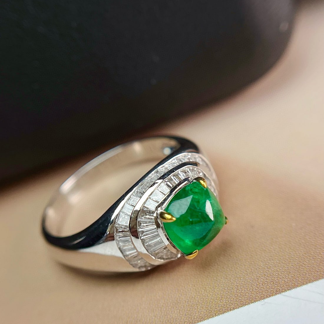14k Gold 1.60 Ct Vivid Green Natural Emerald & Diamond Ring: Ref:231088066 // gold content:14k gold // ring size:7. 25us // // main gemstone:emerald // shape:sugar-loaf // carat weight:1. 60ct // color:vivid green // treatment:natural // // adjacent gemstone 2 