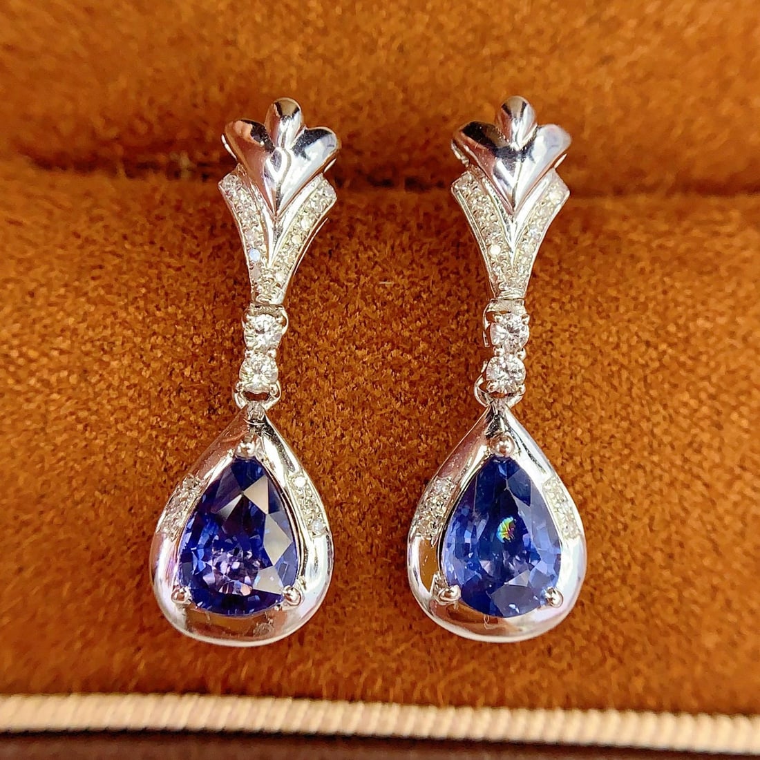 14k Gold 2 Ct Natural Sapphire & Diamond Earrings: Ref:231088075 // gold content:14k gold // main gemstone:sapphire // shape:pear // carat weight:2ct // color:blue // treatment:natural // // adjacent gemstone 2 : diamond // number of stones:42 //