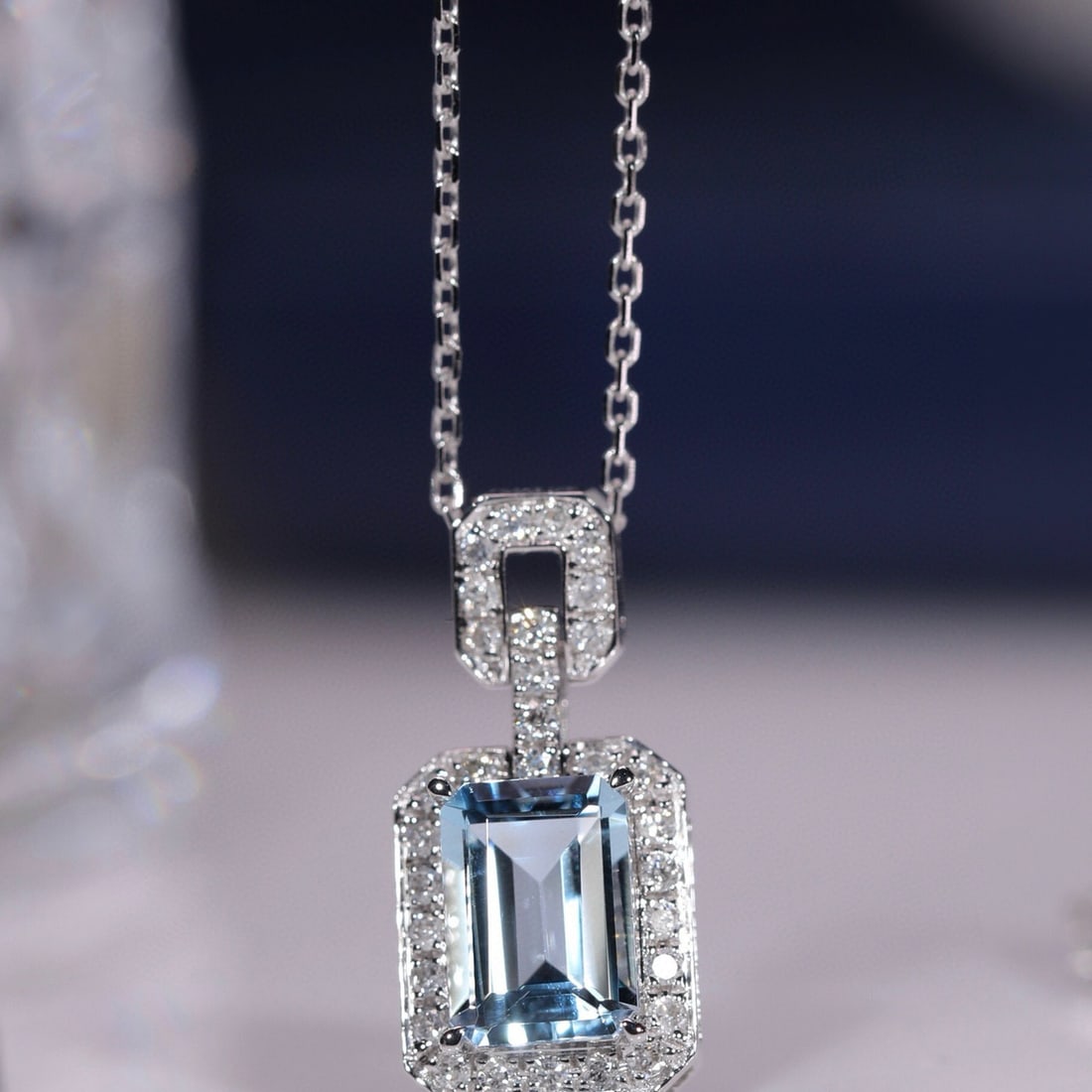 14k Gold 1.00 Ct Natural Aquamarine & Diamond Necklace: Ref:231088084 // gold content:14k gold // main gemstone:aquamarine // shape:octagonal // carat weight:1. 00ct // color:blue // treatment:natural // // adjacent gemstone 2 : diamond // shape:round //