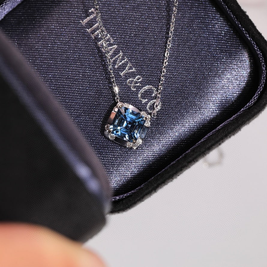 14k Gold 1.12 Ct Natural Aquamarine & Diamond Necklace: Ref:231088086 // gold content:14k gold // main gemstone:aquamarine // shape:asscher // carat weight:1. 12ct // color:blue // treatment:natural // // adjacent gemstone 2 : diamond // shape:round //