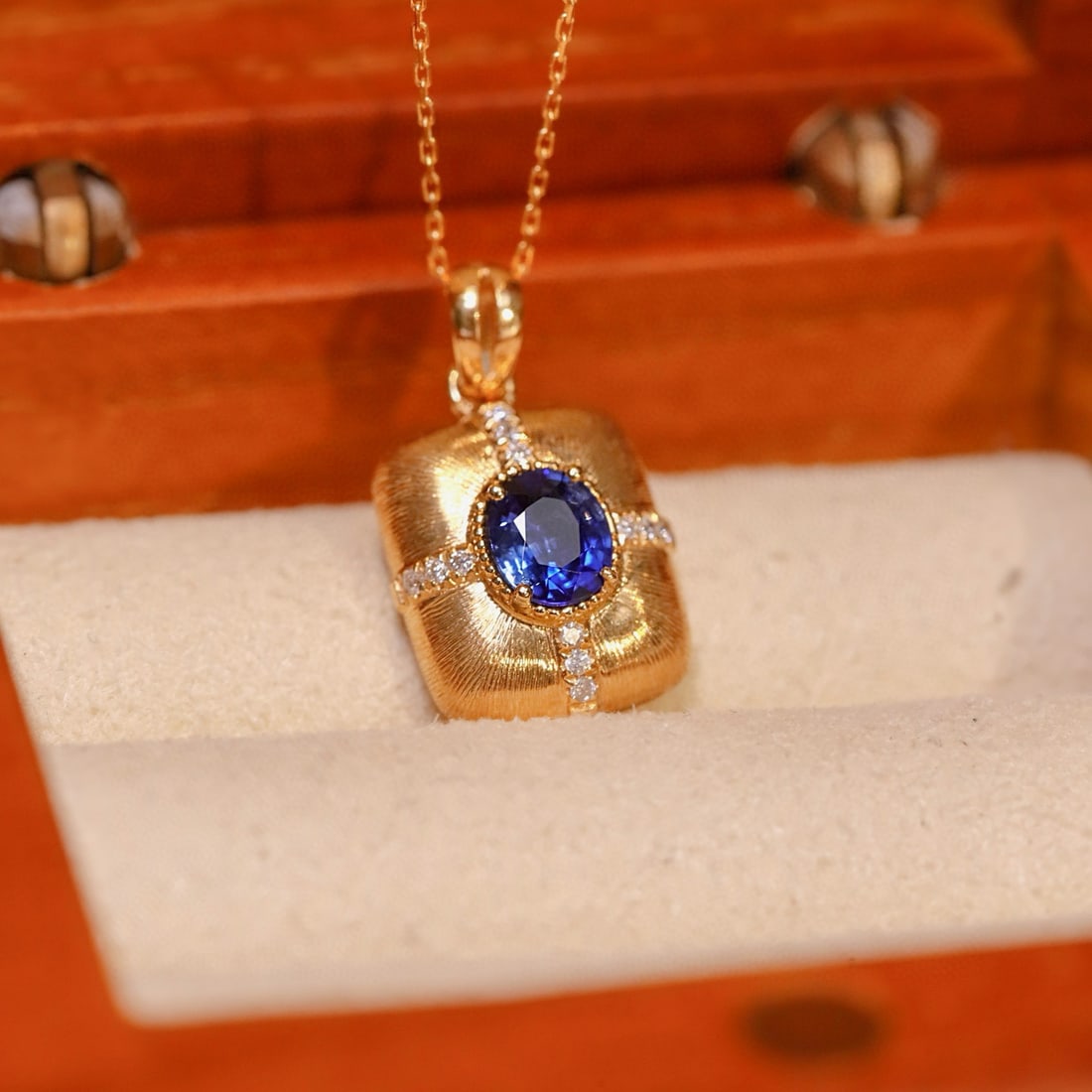 14k Gold 0.52 Ctw Vivid Blue Natural Sapphire & Diamond Pendant( Without Chain ): Ref:231088106 // gold content:14k gold // main gemstone:sapphire // shape:oval // carat weight:0. 49ct // color:vivid blue // treatment:natural // // adjacent gemstone 2 : diamond // shape:round //