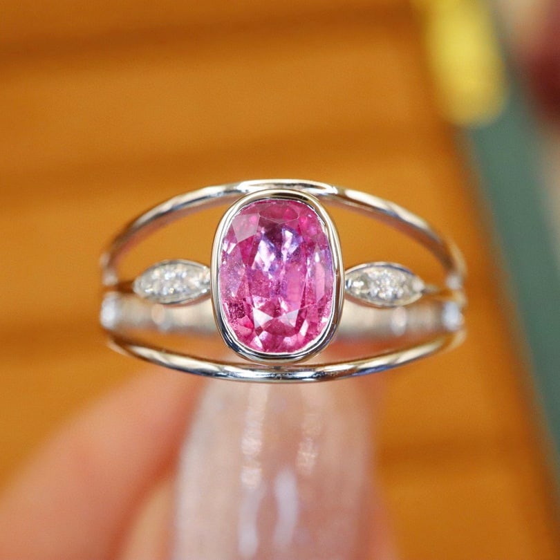 14k Gold 1.10 Ctw Natural Padparadscha Sapphire & Diamond Ring: Ref:231088111 // gold content:14k gold // ring size:7. 25us // // main gemstone:padparadscha sapphire // shape:oval // carat weight:1. 06ct // color:orangish pink // treatment:natural // // adjacent