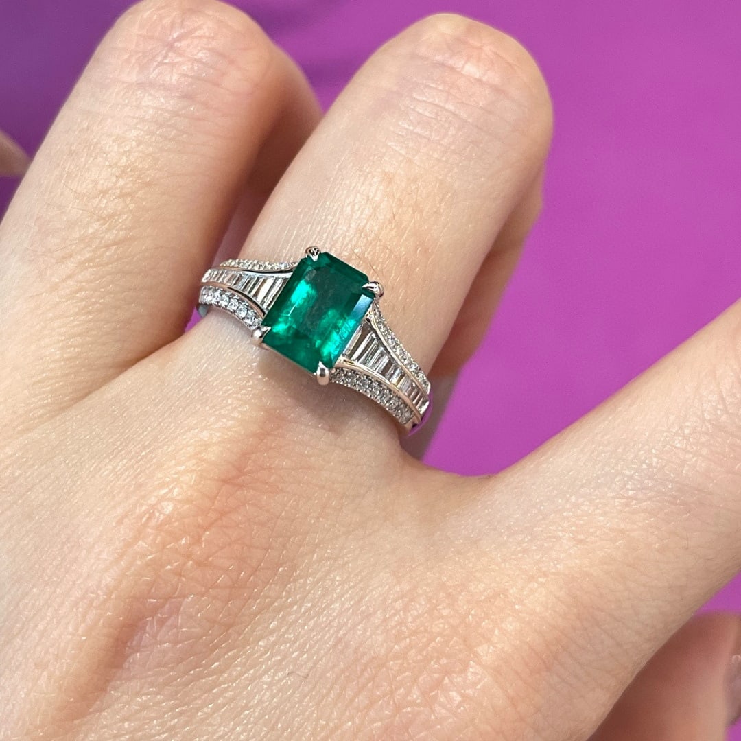 14k Gold 1.47 Ct Vivid Green Natural Emerald & Diamond Ring: Ref:231088187 // gold content:14k gold // ring size:7. 25us // // main gemstone:emerald // shape:octagonal // carat weight:1. 47ct // color:vivid green // treatment:natural // // adjacent gemstone 2 :