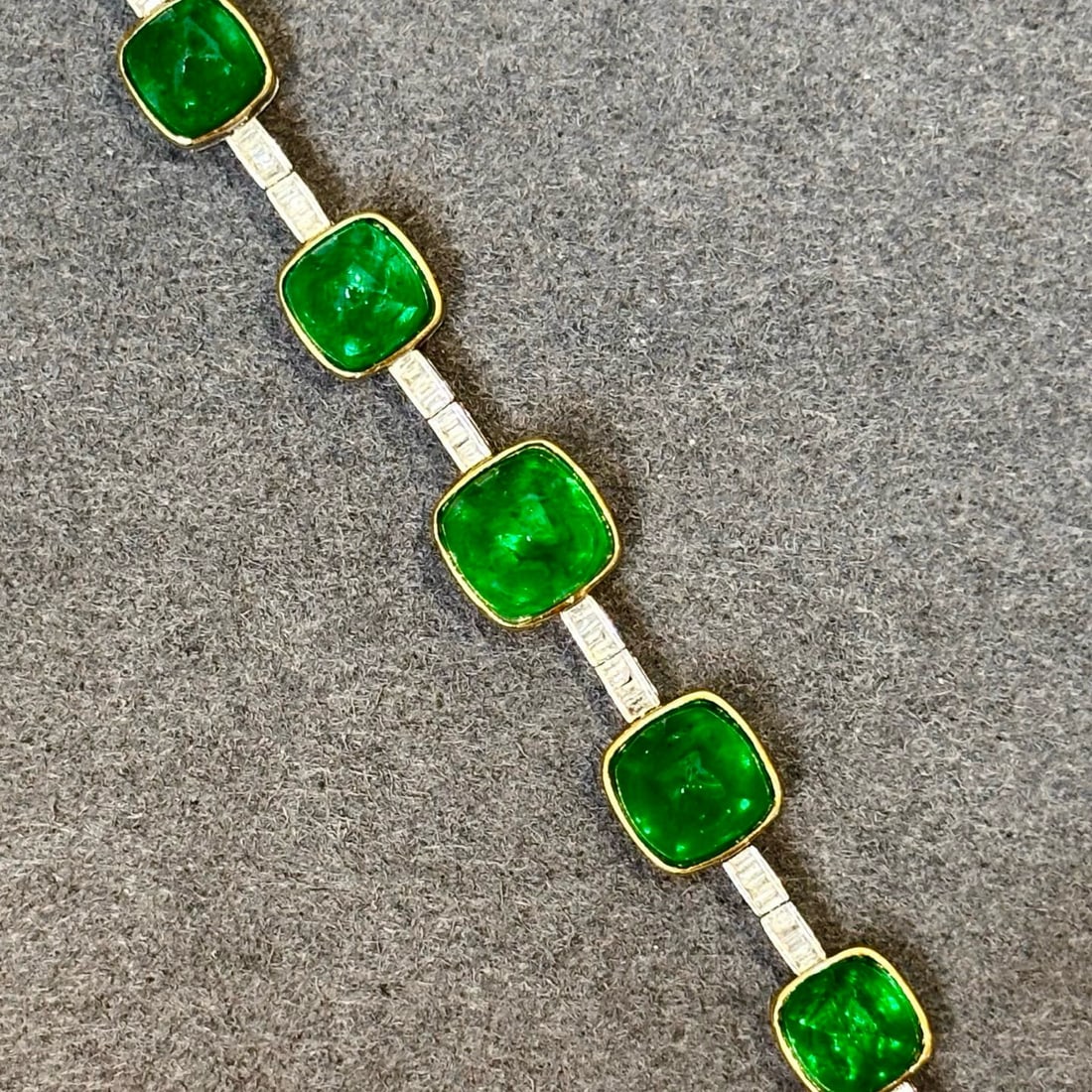 14k Gold 7 Ct Vivid Green Natural Emerald & Diamond Bracelet: Ref:231088201 // gold content:14k gold // main gemstone:emerald // shape:sugar-loaf // carat weight:7ct // color:vivid green // treatment:natural // // adjacent gemstone 2 : diamond // shape:baguette