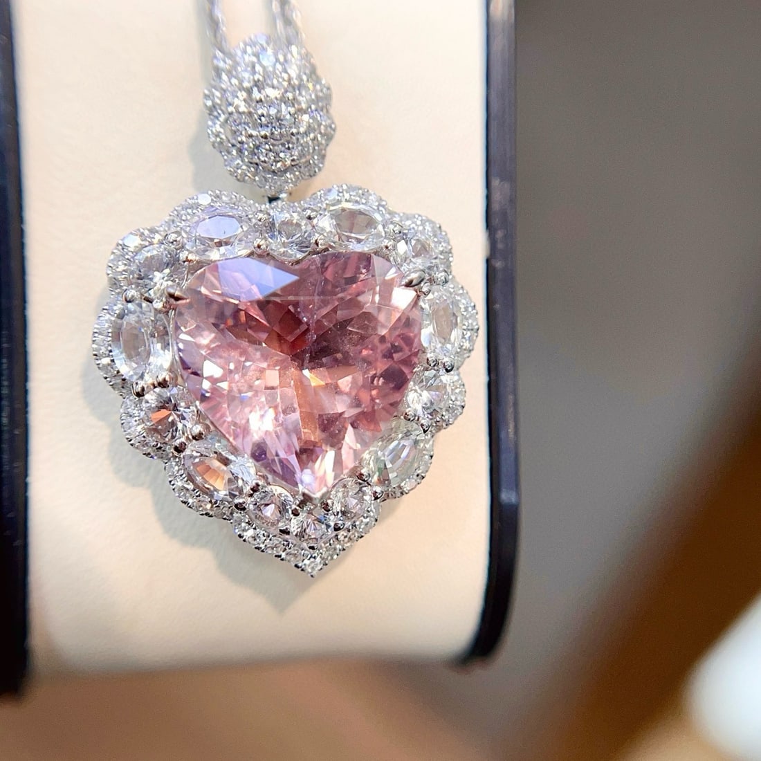 14k Gold 6.41 Ctw Natural Morganite & Diamond Pendant( Without Chain ): Ref:231088202 // gold content:14k gold // main gemstone:morganite // shape:heart // carat weight:5. 95ct // color:pink // treatment:natural // // adjacent gemstone 2 : diamond // shape:round // carat