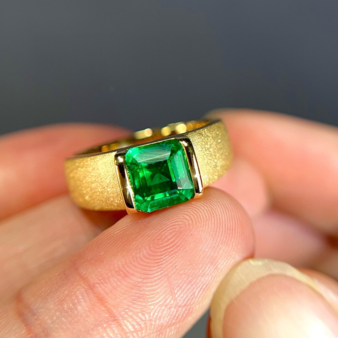 14k Gold 1.65 Ct Vivid Green Natural Emerald Ring - 2