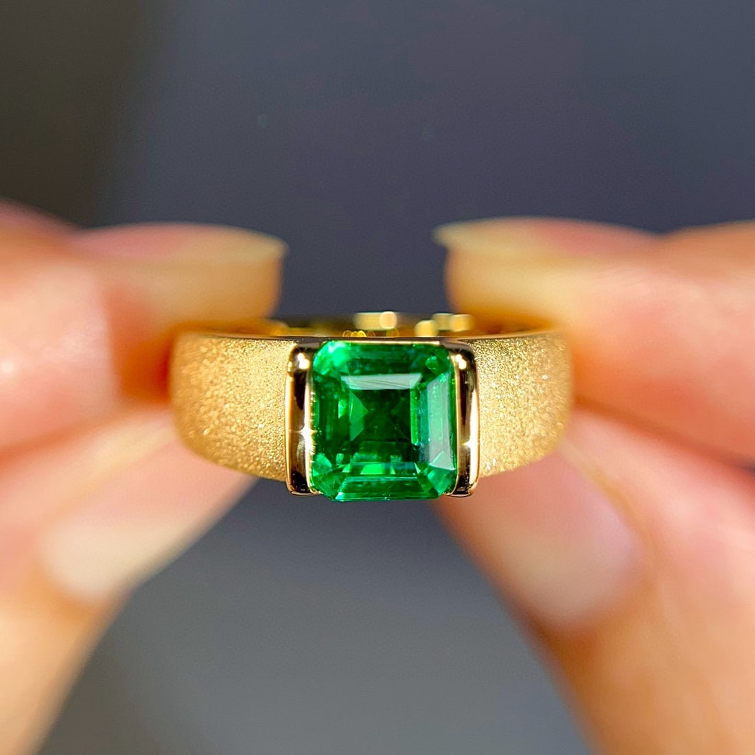 14k Gold 1.65 Ct Vivid Green Natural Emerald Ring - 3