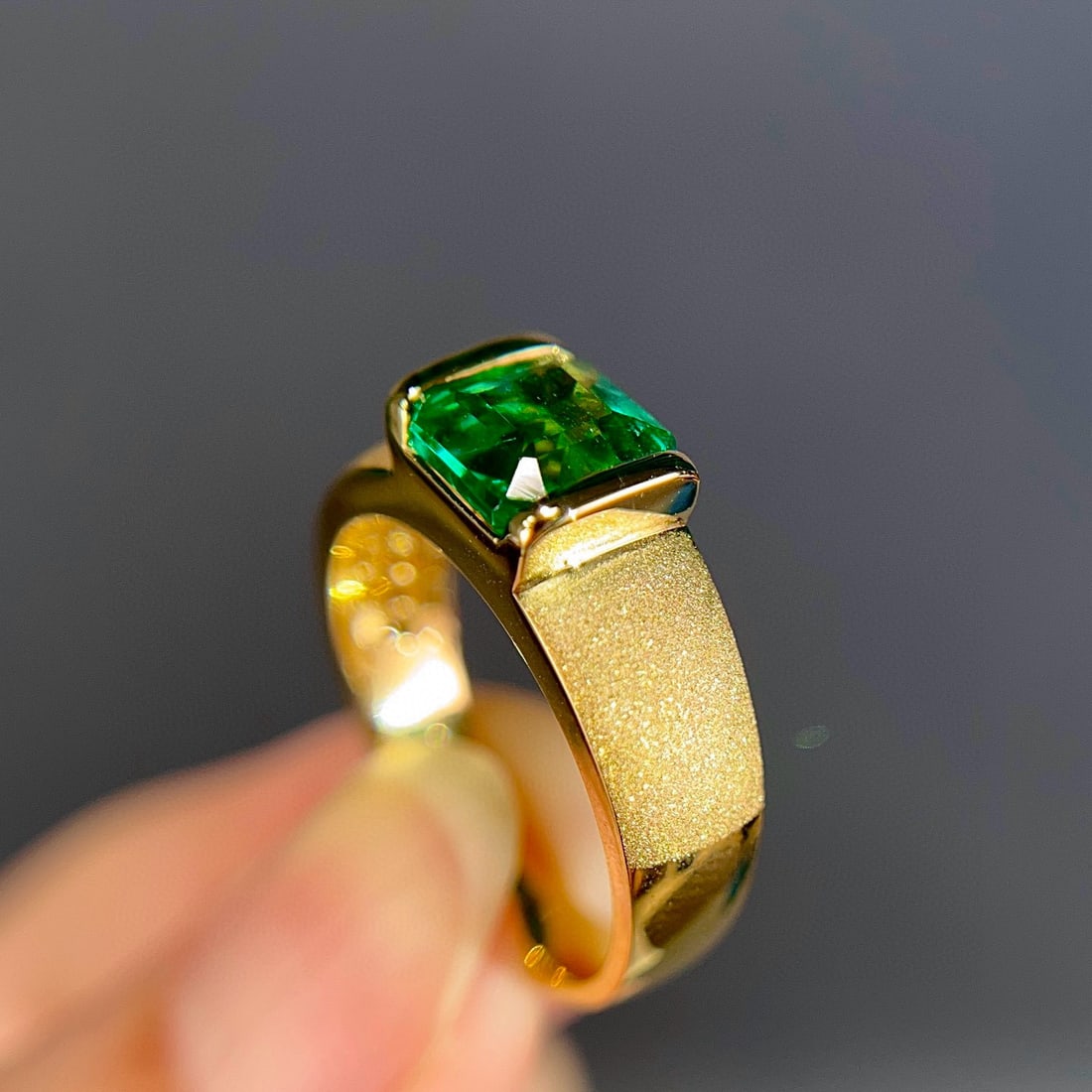 14k Gold 1.65 Ct Vivid Green Natural Emerald Ring - 4