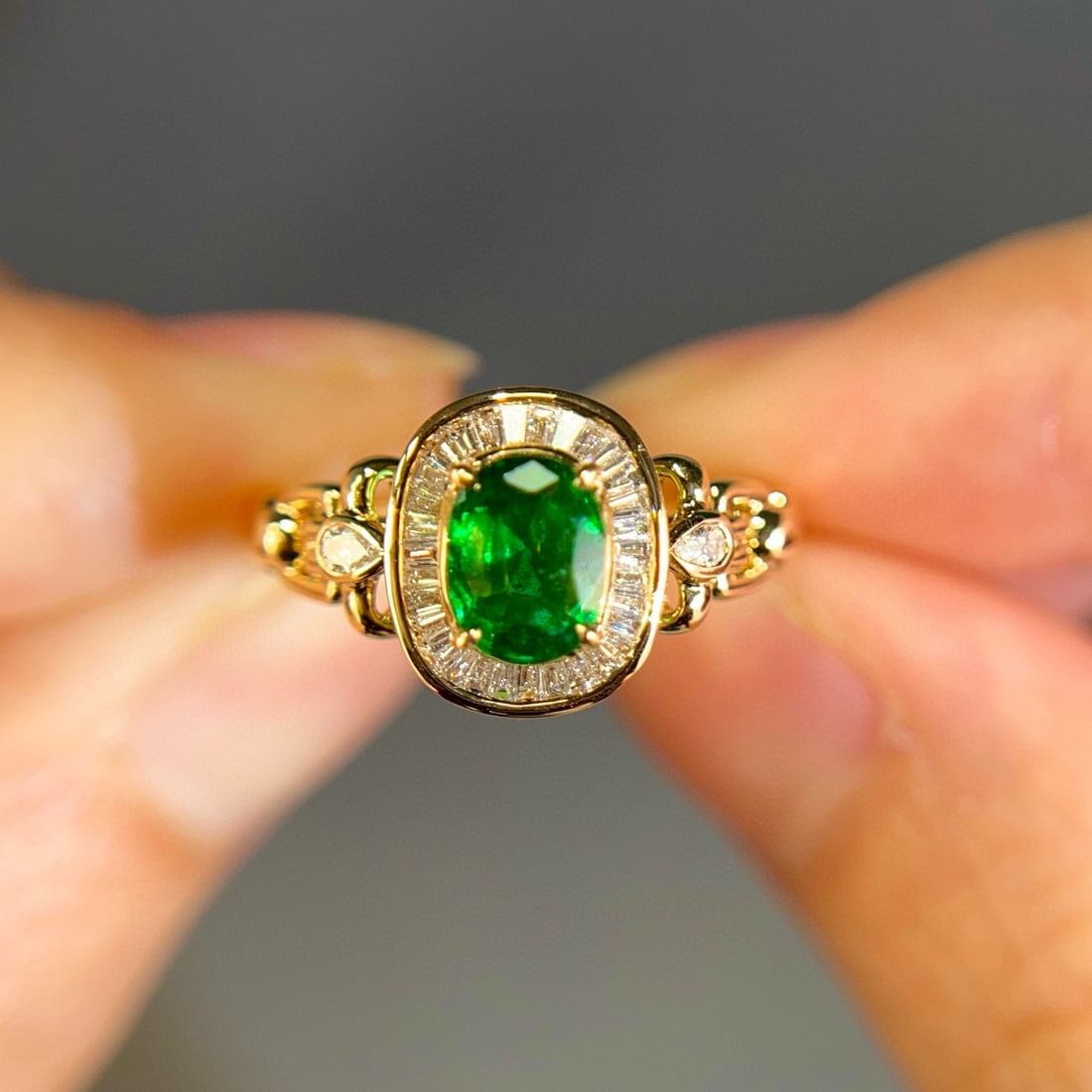 14k Gold 1.05 Ctw Vivid Green Natural Emerald & Diamond Ring: Ref:231088209 // gold content:14k gold // ring size:7. 25us // // main gemstone:emerald // shape:oval // carat weight:0. 80ct // color:vivid green // treatment:natural // // adjacent gemstone 2 : diam