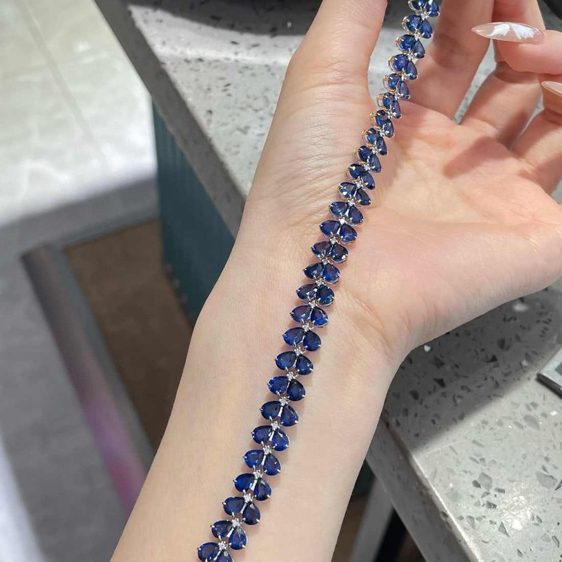 14k Gold 24 Ct Natural Sapphire & Diamond Bracelet: Ref:231088215 // gold content:14k gold // main gemstone:sapphire // shape:pear // carat weight:24ct // color:blue // treatment:natural // // adjacent gemstone 2 : diamond // shape:round // clarity gra