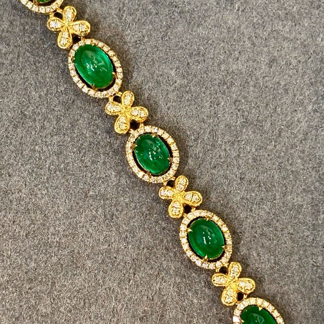 14k Gold 6 Ct Vivid Green Natural Emerald & Diamond Bracelet - 6