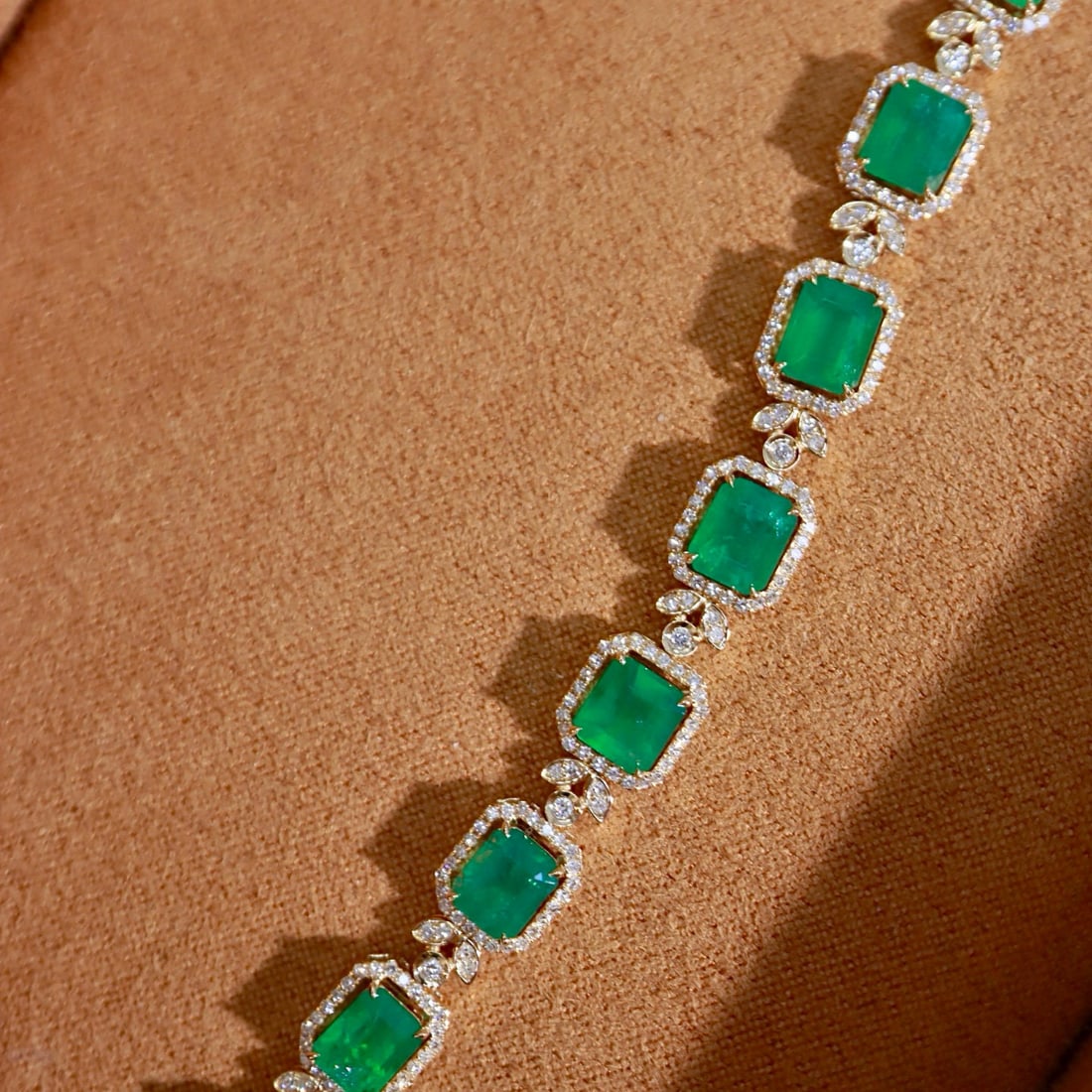 14k Gold 7.34 Ctw Natural Emerald & Diamond Bracelet: Ref:231088263 // gold content:14k gold // main gemstone:emerald // shape:octagonal // carat weight:6. 65ct // color:green // treatment:natural // // adjacent gemstone 2 : diamond // shape:round // car