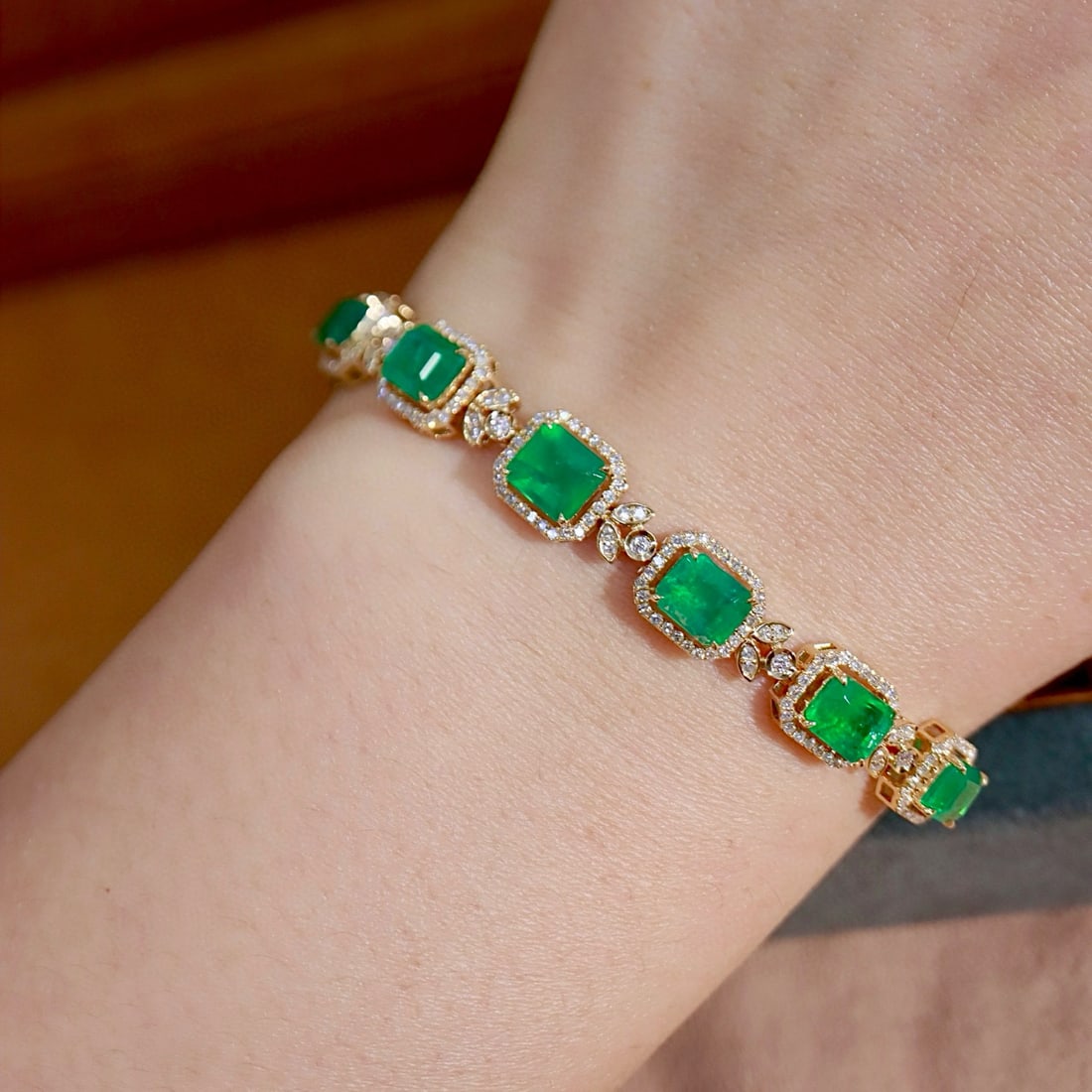 14k Gold 7.34 Ctw Natural Emerald & Diamond Bracelet - 8