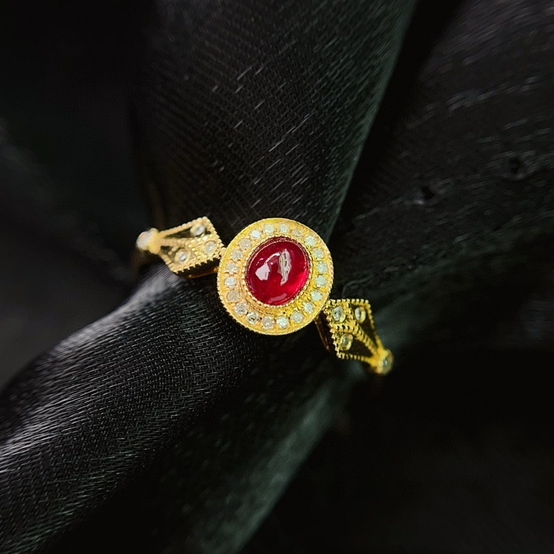 14k Gold 0.30 Ct Vivid Red Natural Ruby & Diamond Ring: Ref:231088281 // gold content:14k gold // ring size:7. 25us // // main gemstone:ruby // shape:oval // carat weight:0. 30ct // color:vivid red // treatment:natural // // adjacent gemstone 2 : diamond