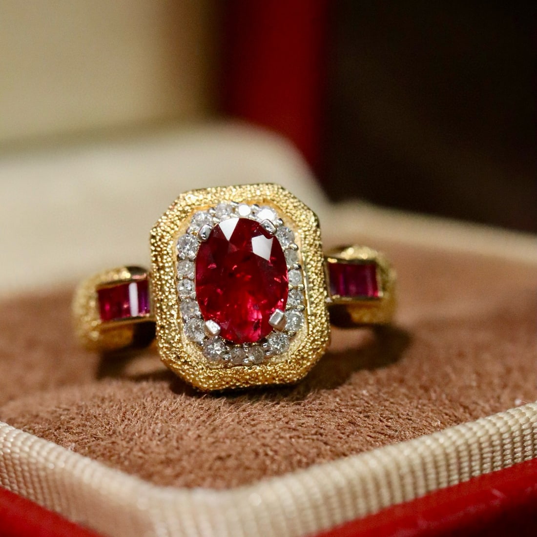 14k Gold 1.15 Ctw Vivid Red Natural Ruby & Diamond Ring: Ref:231088292 // gold content:14k gold // ring size:7. 25us // // main gemstone:ruby // shape:oval // carat weight:1. 05ct // color:vivid red // treatment:natural // // adjacent gemstone 2 : diamond /