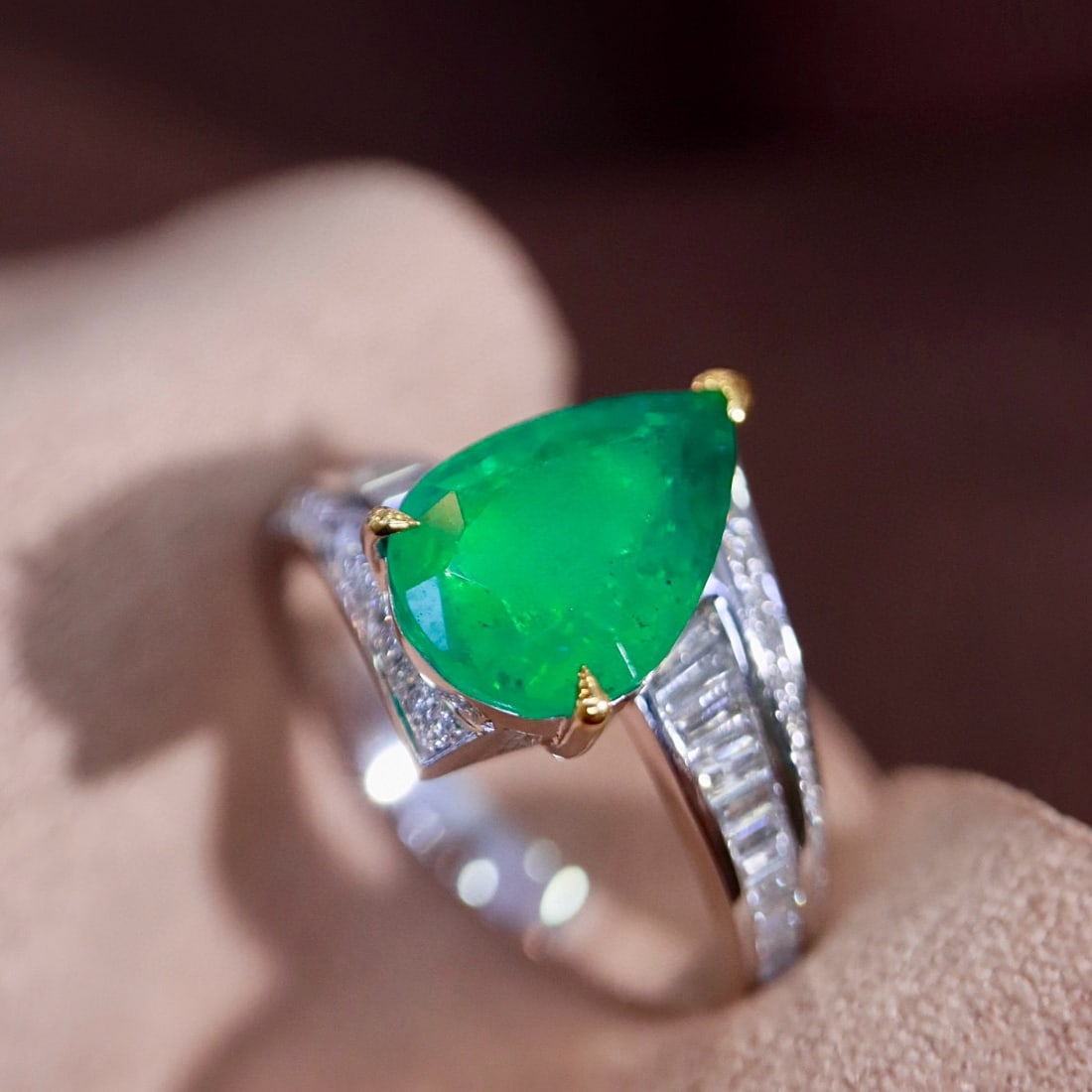 14k Gold 3.20 Ctw Natural Emerald & Diamond Ring: Ref:231088295 // gold content:14k gold // ring size:7. 25us // // main gemstone:emerald // shape:pear // carat weight:2. 81ct // color:green // treatment:natural // // adjacent gemstone 2 : diamond //
